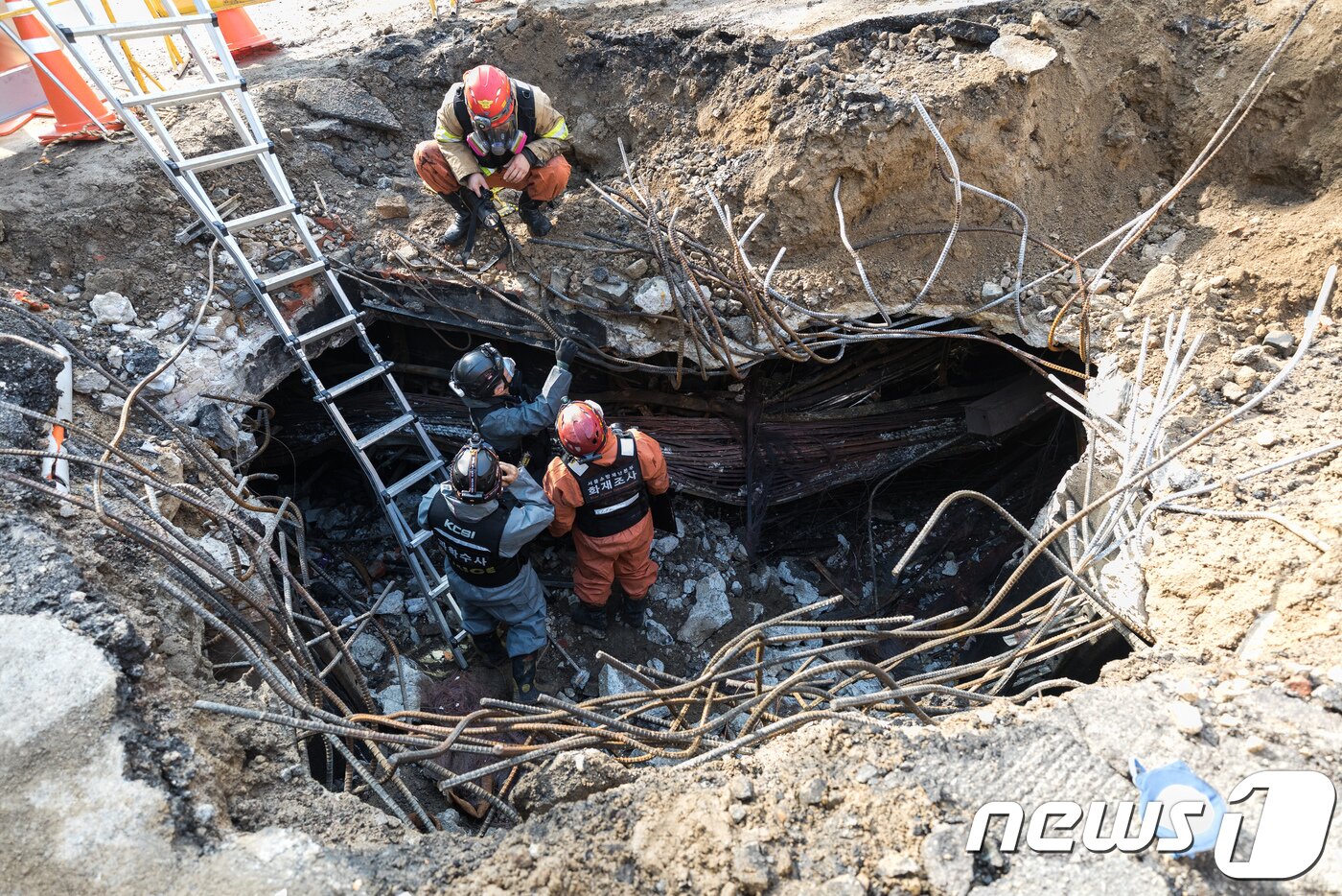 본문 이미지 - 'IDC법' 발의 계기가 된 2018년 KT 아현국사 화재 현장. 2018.11.25/뉴스1 ⓒ News1 유승관 기자