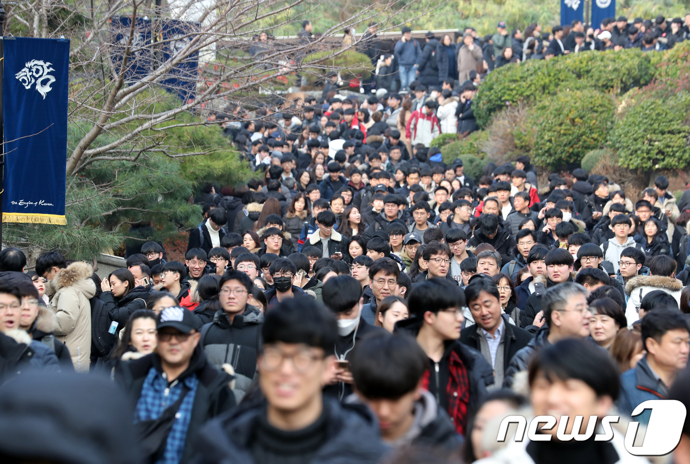 (서울=뉴스1) 황기선 기자 = 25일 오후 서울 성동구 한양대학교에서 열린 '2019학년도 수시모집 논술고사'를 마친 수험생과 학부모들이 시험 종료 후 시험장을 나서고 있다. 한 …