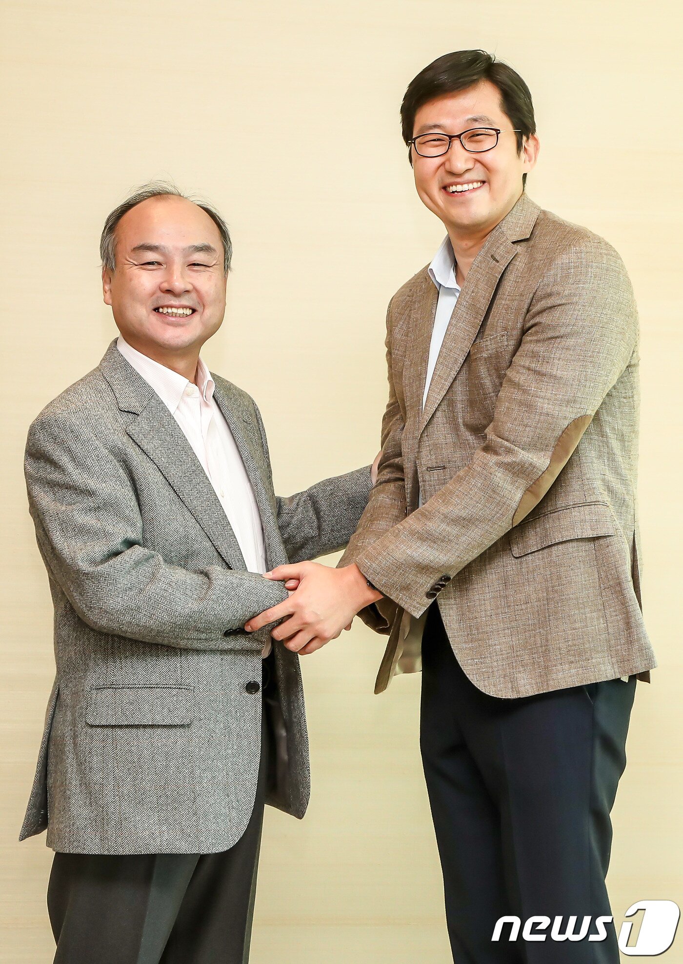 본문 이미지 - 손정의 소프트뱅크그룹 회장과 김범석 쿠팡 의장이 투자약정을 체결한 후 손을 맞잡고 있다.ⓒ News1