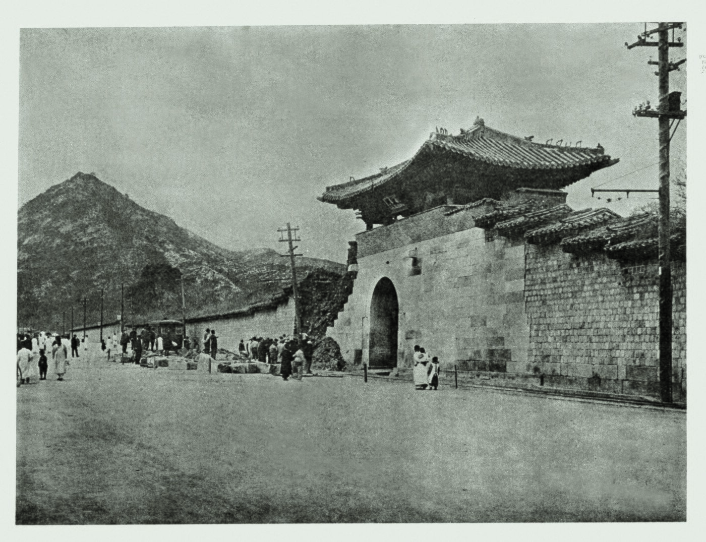 본문 이미지 - 경복궁 영추문, 1930년경, 조선고적도보.(문화재청 제공)