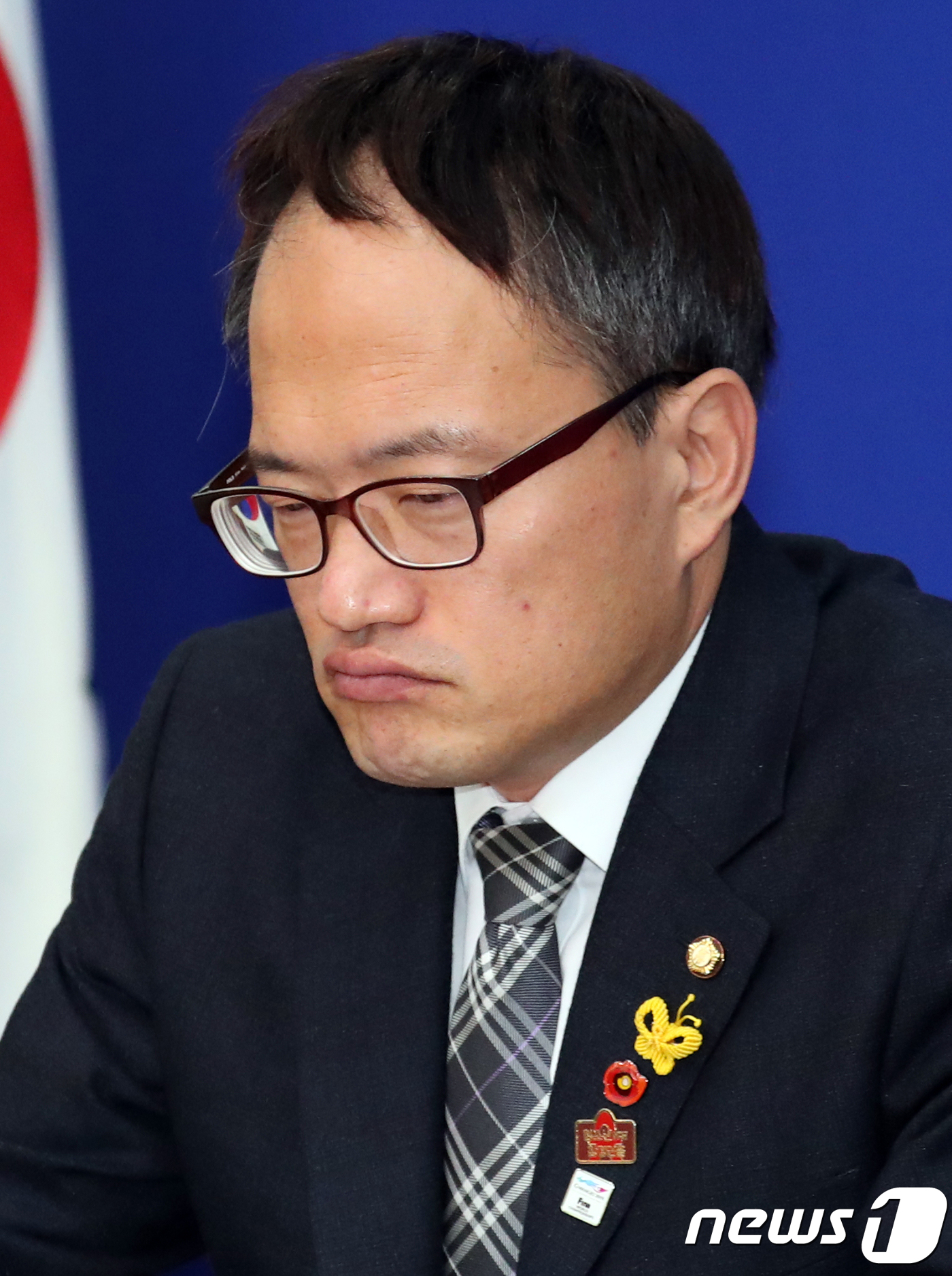 (서울=뉴스1) 김명섭 기자 = 박주민 더불어민주당 최고위원이 26일 서울 여의도 국회에서 열린 최고위원회의에서 생각에 잠겨 있다. 2018.11.26/뉴스1