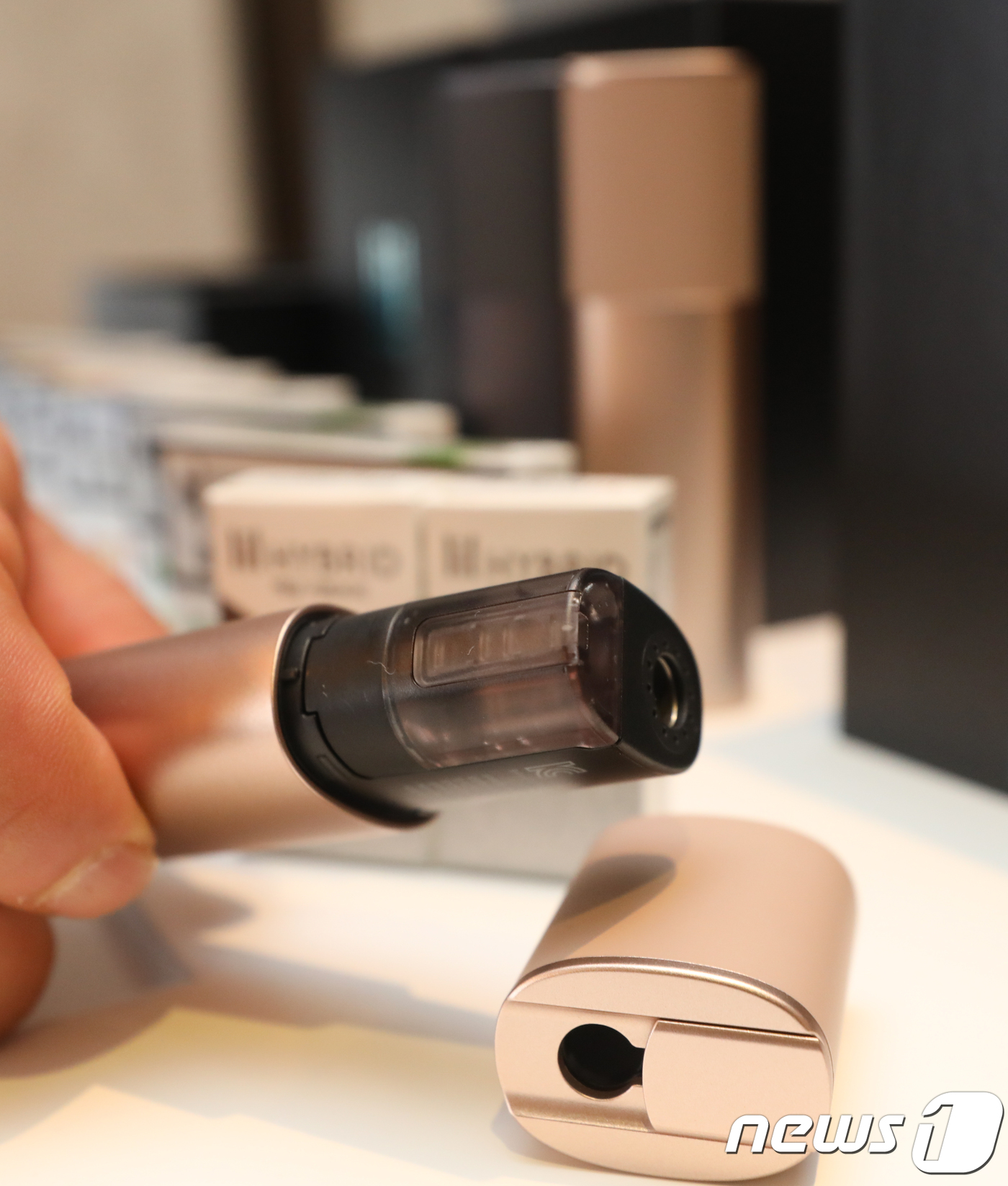 (서울=뉴스1) 허경 기자 = 26일 서울 중구 더 플라자호텔에서 열린 궐련형 전자담배 릴 발표 기자간담회에서 모델들이 '릴 하이브리드'의 액상 카트리지를 선보이고 있다.'릴 하이 …