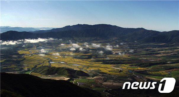 본문 이미지 - '북부산림청 조망점(Vista Point) 10곳' 중 양구군 해안면 만대리 산58에 위치한 DMZ펀치볼전망대(북부산림청 제공) ⓒ News1 