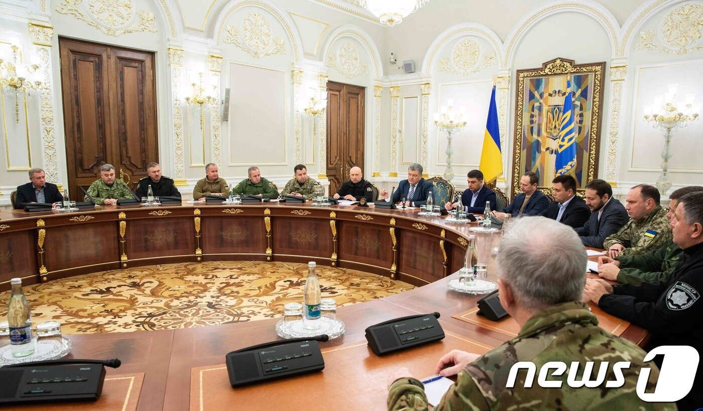 본문 이미지 - 페트로 포로셴코 우크라이나 대통령(가운데) 가 26일 오전 러시아군의 우크라이나 함선 나포사건 대응책을 논의하기 위한 국가안전보장회의를 주재하고 있다. ⓒ AFP=뉴스1