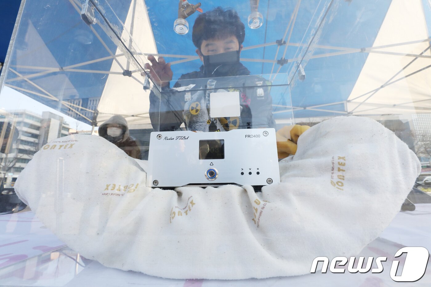 본문 이미지 - 환경보건시민센터 활동가가 26일 오전 서울 광화문광장에서 시중 제품 중 방사선 라돈이 나오는 제품들을 모아 측정 시연을 하고 있다. 이들은 이날 시연과 기자회견을 통해 국산 베개&#40;메모리폼&#41;, 라텍스 매트리스, 전기매트 등의 제품에서 기준치를 훨씬 웃도는 라돈이 검출되고 있다며 정부의 조속한 대책마련을 촉구했다. 2018.11.26/뉴스1 ⓒ News1 이승배 기자