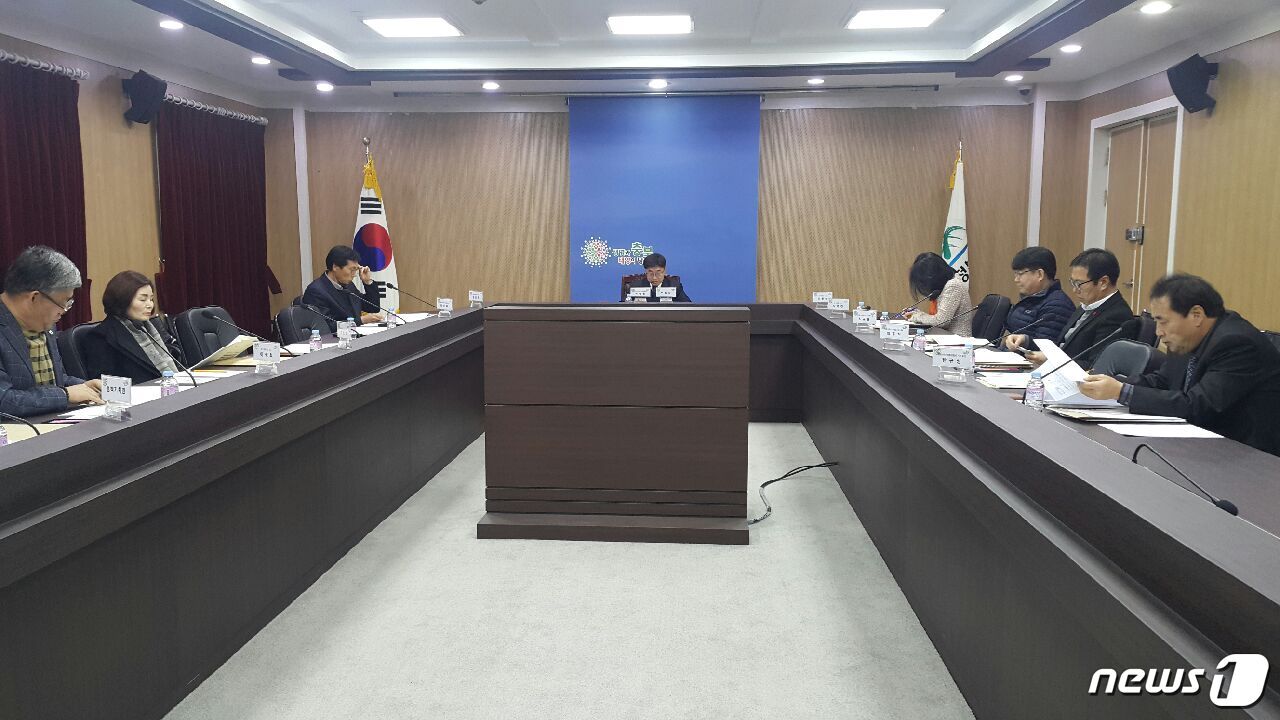 본문 이미지 - 충북도 의정비심의위원회는 26일 오후 도청 영상회의실에서 제1차 회의를 진행하고 있다.(충북도 제공) 2018.11.26/뉴스1ⓒ News1