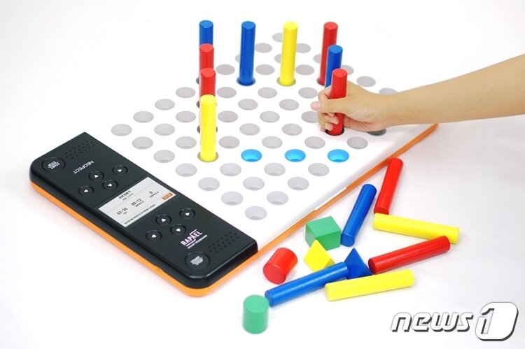 본문 이미지 - ‘문재인 글러브’로 알려진 재활용 의료용기를 제조하는 ㈜네오펙트가 2014년 단국대 차세대녹색기술창업플라자센터에 입주한 지 4년 만에 오는 28일 코스닥에 상장된다. 사진은 손가락 마비환자 재활을 돕기 위해 회사가 개발한 스마트 페그보드.(단국대 제공) ⓒ News1 김평석 기자