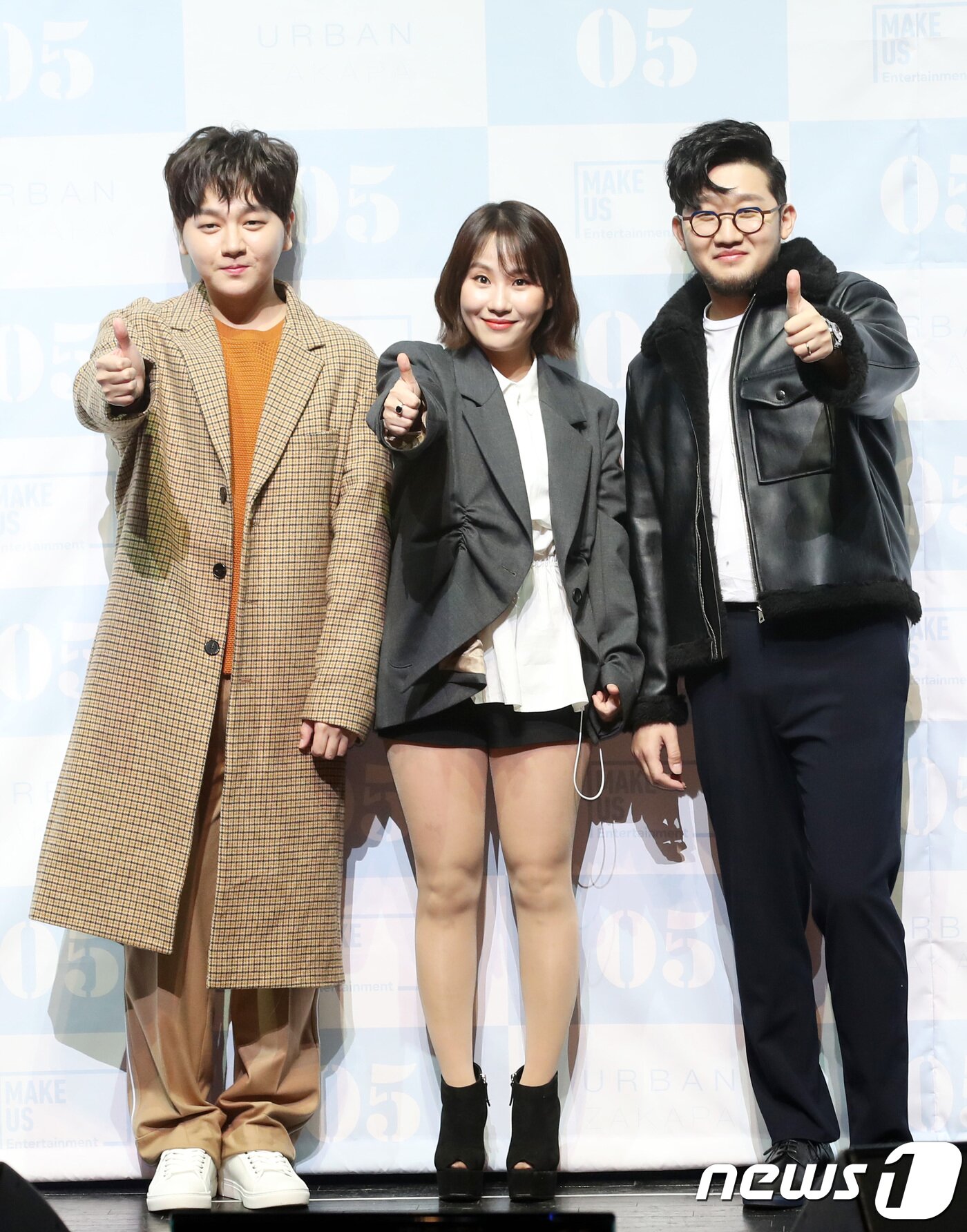 본문 이미지 - R&B 혼성 그룹 어반자카파 권순일(왼쪽부터), 조현아, 박용인이 27일 서울 서대문구 이화여자대학교 삼성홀에서 열린 정규앨범 ’05’ 발매 기념 프레스 쇼케이스에 참석해 포즈를 취하고 있다. 2018.11.27/뉴스1 ⓒ News1 권현진 기자