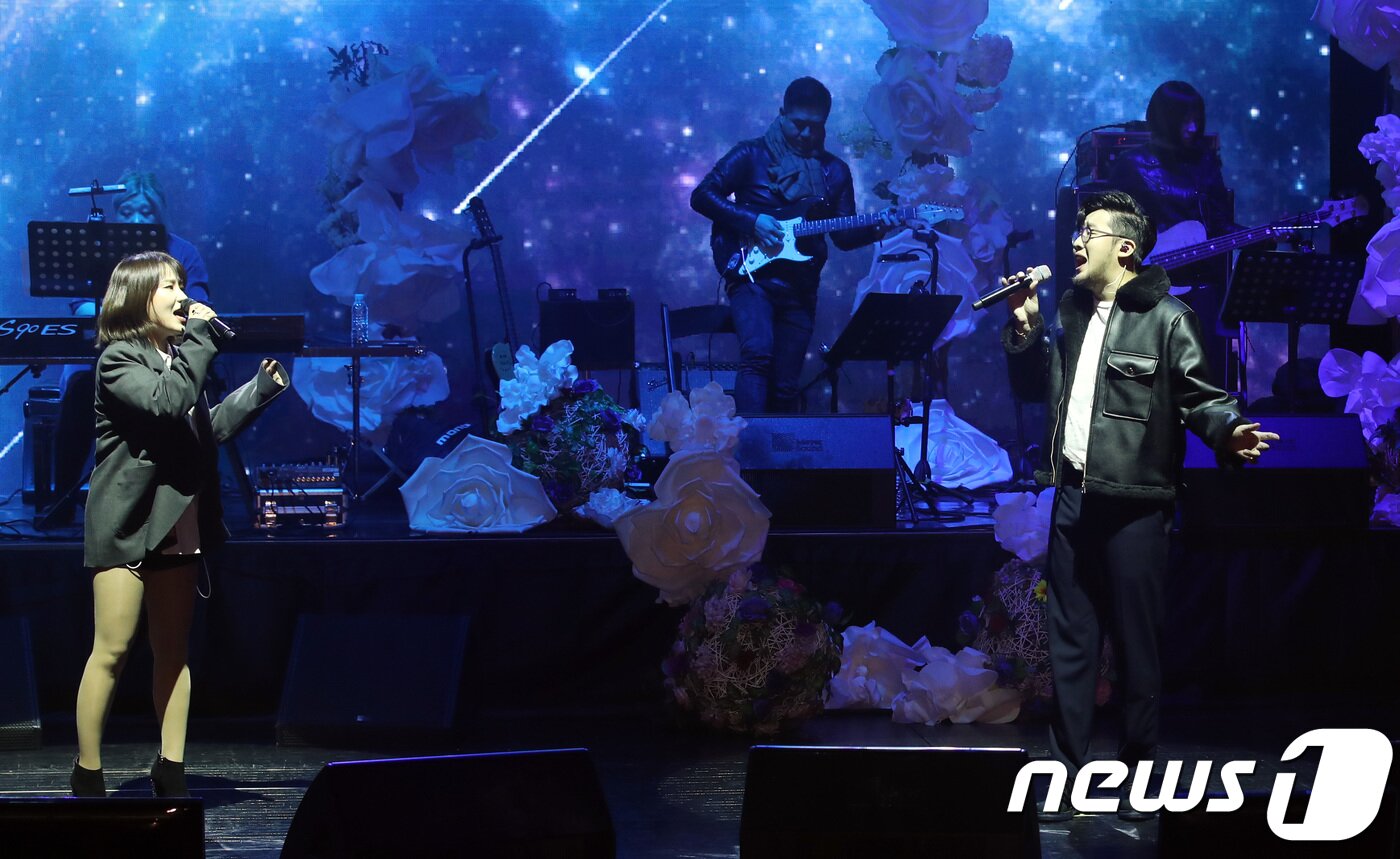 본문 이미지 - R&B 혼성 그룹 어반자카파 조현아, 박용인(오른쪽)이 27일 서울 서대문구 이화여자대학교 삼성홀에서 열린 정규앨범 ’05’ 발매 기념 프레스 쇼케이스에 참석해 신곡을 선보이고 있다. 2018.11.27/뉴스1 ⓒ News1 권현진 기자