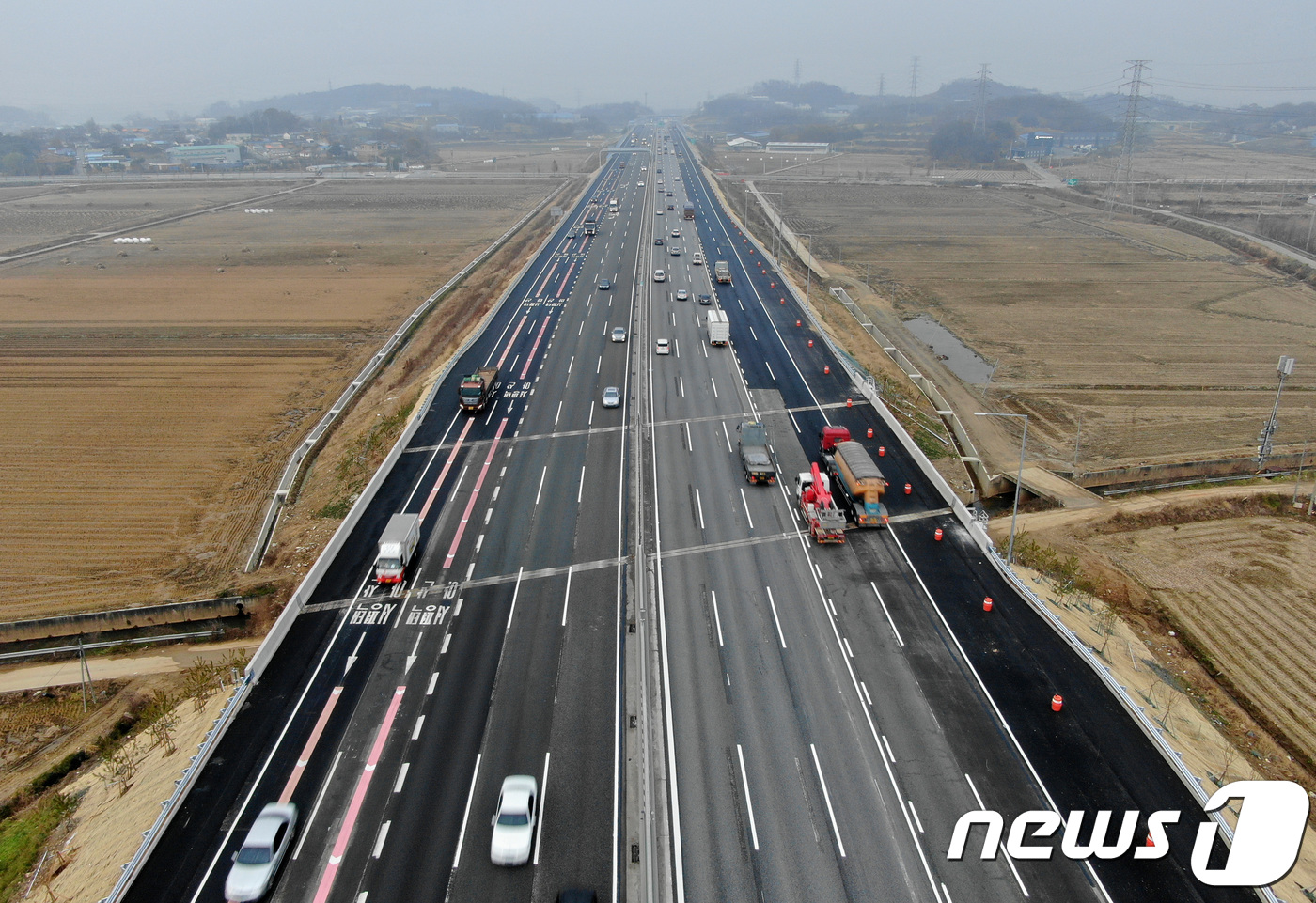 (평택=뉴스1) 박세연 기자 = 27일 오후 기존 6차로에서 10차로로 확장 개통한 경기도 평택 서해안고속도로 서평택IC-서평택JCT구간에 차량 소통이 원활한 흐름을 보이고 있다. …