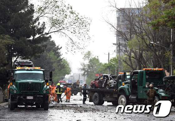 본문 이미지 - 아프가니스탄 카불 소재 미국 대사관과 나토 본부 인근에서 벌어진 군 호송대를 겨냥한 테러 현장. (자료사진) ⓒ AFP=뉴스1