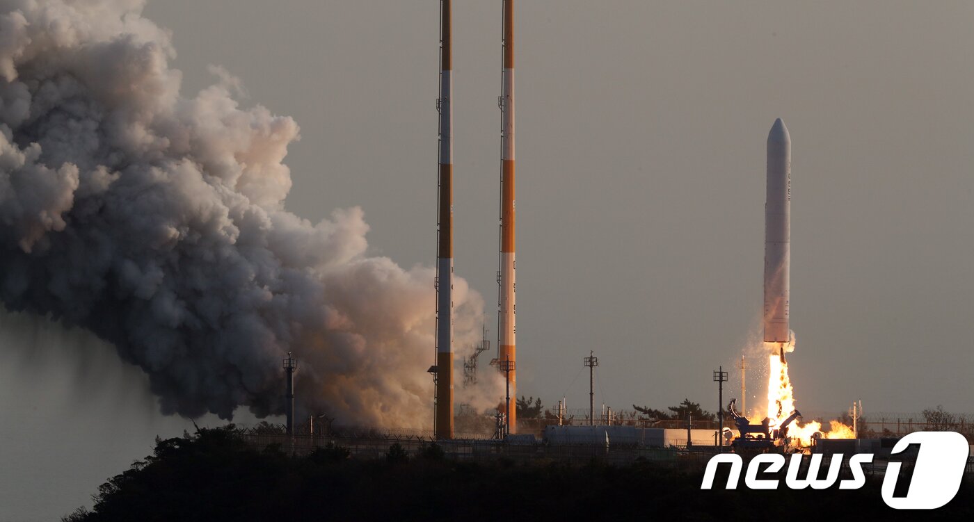 본문 이미지 - 28일 오후 전남 고흥군 봉래면 나로우주센터 발사대에서 한국형 발사체 누리호 엔진의 시험 발사체가 하늘로 치솟고 있다. 이번 엔진 시험발사체는 한국형 발사체인 ‘누리호’에 쓰이는 75t 액체엔진의 성능을 검증하기 위한 것으로, 총 3단으로 구성된 누리호의 2단부에 해당한다. 시험발사체의 길이는 25.8ｍ, 최대지름은 2.6ｍ, 무게는 52.1t이다. 2018.11.28/뉴스1 ⓒ News1 사진공동취재단