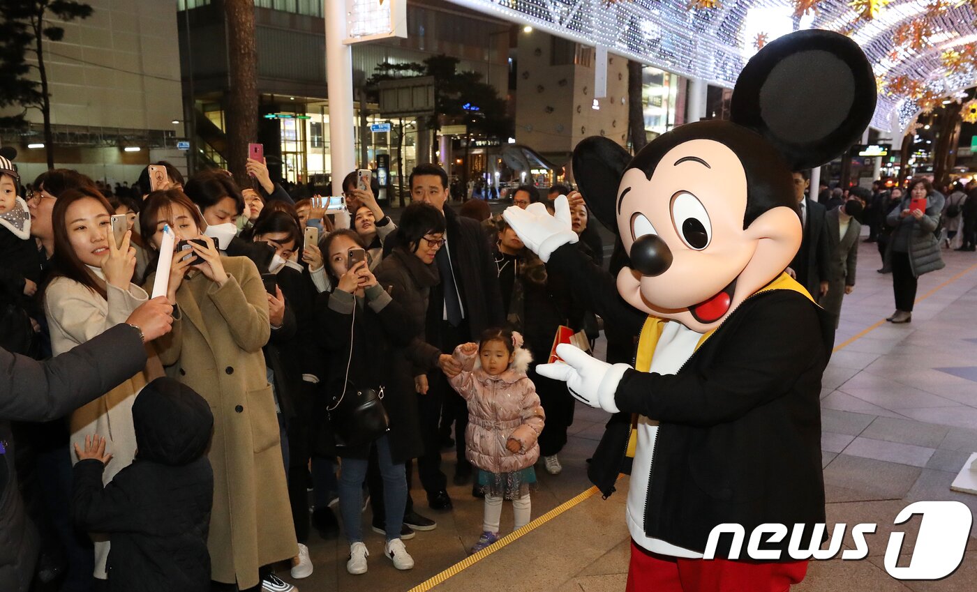본문 이미지 - 2018년 90주년을 맞은 애니매이션 캐릭터 미키마우스가 28일 오후 서울 중구 롯데백화점 본점 인근에서 포즈를 취하고 있다. 2018.11.28/뉴스1 ⓒ News1 이승배 기자