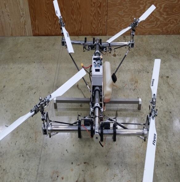 본문 이미지 - 국내 최초의 가솔린 엔진형 드론 시제품. 한국헬리콥터가 개발한 엔진형 드론은 적재하중 및 운항시간이 각각 100㎏, 1시간 이상이다(한국헬리콥터 제공)ⓒ News1