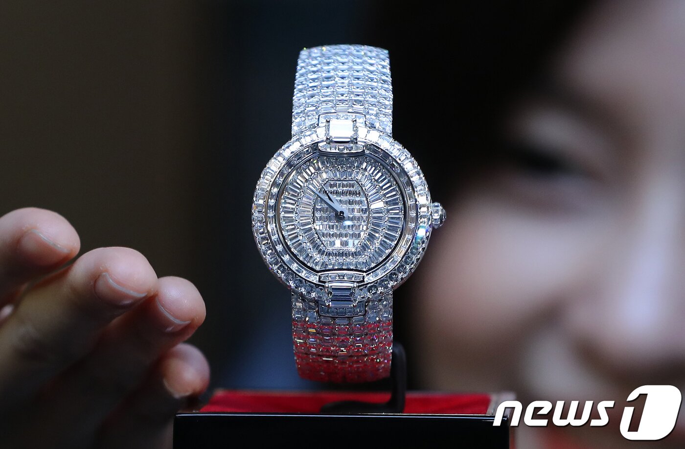 본문 이미지 - 29일 서울 중구 소공동 롯데백화점 본점에서 모델들이 스위스 명품 시계 브랜드 '로저드뷔'의 다이아몬드 시계 '벨벳 리본 하이 주얼리'를 선보이고 있다. 총 631개, 54.24캐럿 다이아몬드가 박힌 이 시계의 가격은 16억4천만원으로, 전세계에 8점 뿐이다. 201811.29/뉴스1 ⓒ News1 구윤성 기자