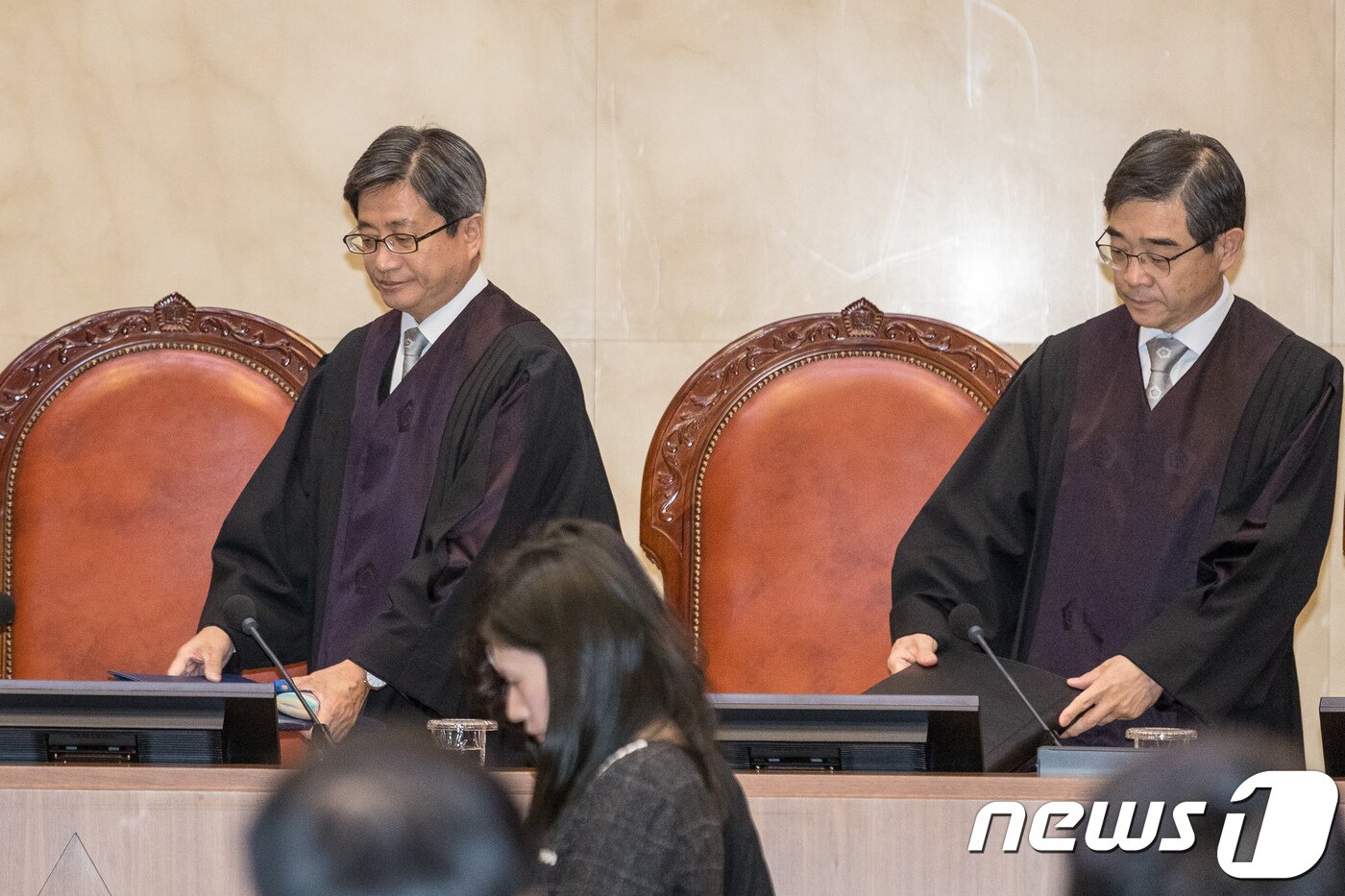 본문 이미지 - 김명수 대법원장을 비롯한 대법관들이 29일 서울 서초구 대법원 대법정에서 60세로 인정한 육체노동자의 가동연한을 65세로 상향조정 여부를 두고 열린 공개변론에 참석하고 있다.  2018.11.29/뉴스1 ⓒ News1 유승관 기자