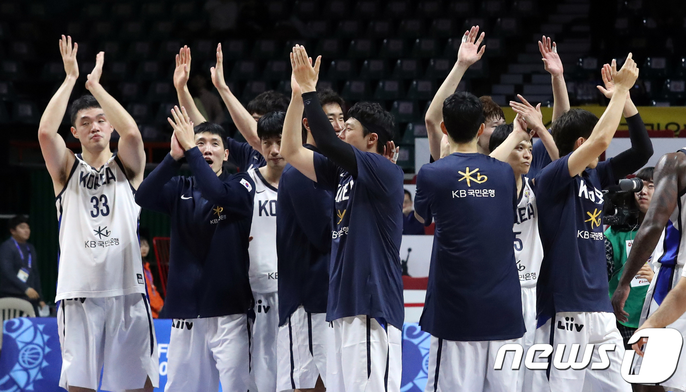 (부산=뉴스1) 여주연 기자 = 29일 오후 부산 사직실내체육관에서 열린 2019 FIBA 농구월드컵 아시아-오세아니아 예선 2라운드 대한민국과 레바논의 경기에서 84 대 71로 …