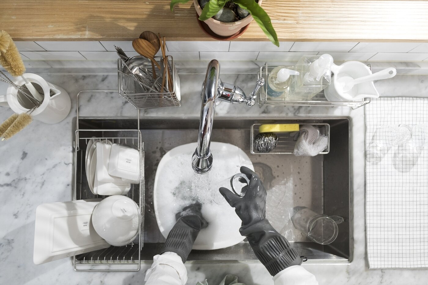 본문 이미지 - 자주의 고무장갑과 식기 및 주방용품. ⓒ News1