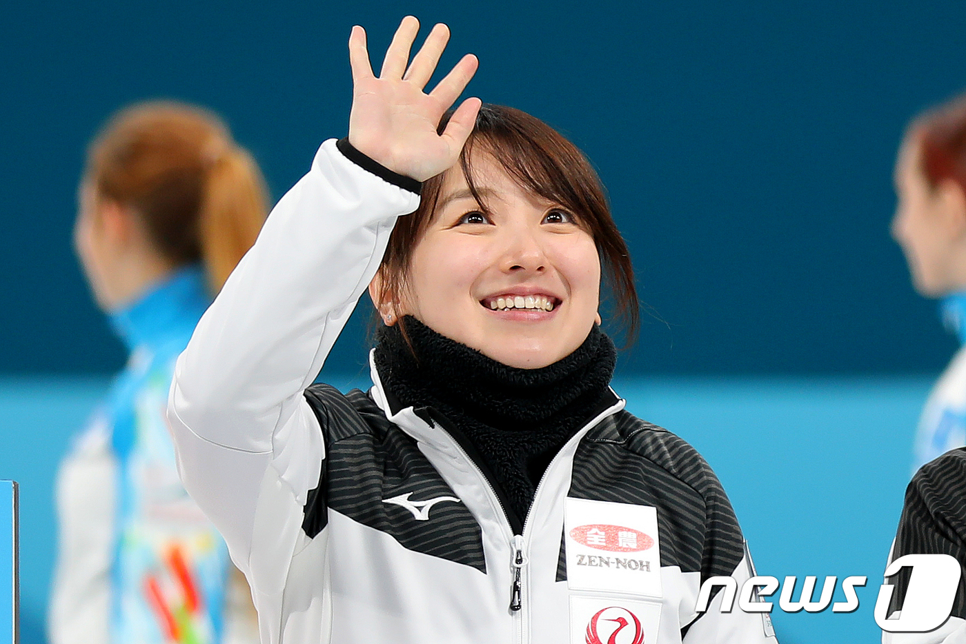 (강릉=뉴스1) 서근영 기자 = 일본 여자 컬링 국가대표 스킵 후지사와 사츠키가 3일 강원도 강릉컬링센터에서 열린 '2018 아시아태평양 컬링선수권대회(PACC)' 개막식에서 팬들 …