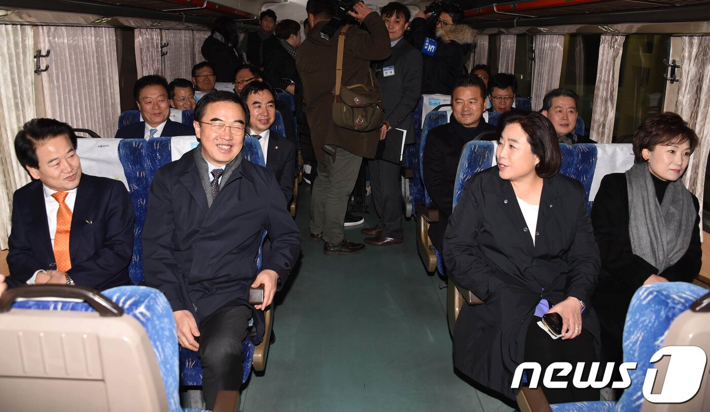 본문 이미지 - 정동영 민주평화당 대표(앞줄 왼쪽부터)와 조명균 통일부 장관, 박순자 국회 국토교통위원장, 김현미 국토교통부 장관이 30일 오전 남북 철도 공동조사를 위한 기관차에 탑승해 대화를 나누고 있다.  2018.11.30/뉴스1 ⓒ News1 사진공동취재단