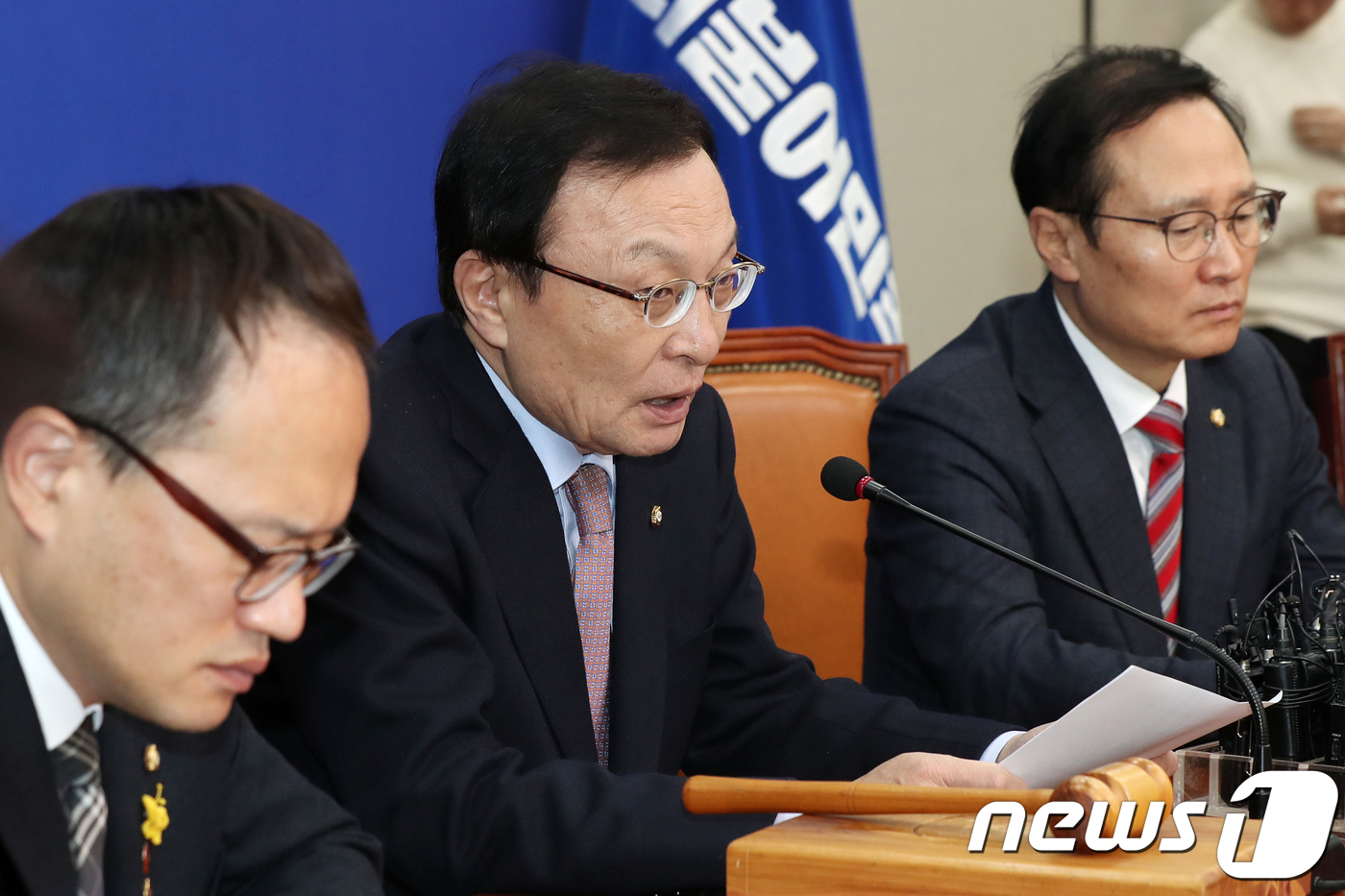 (서울=뉴스1) 민경석 기자 = 이해찬 더불어민주당 대표가 30일 서울 여의도 국회에서 열린 최고위원회의에서 모두발언을 하고 있다. 2018.11.30/뉴스1
