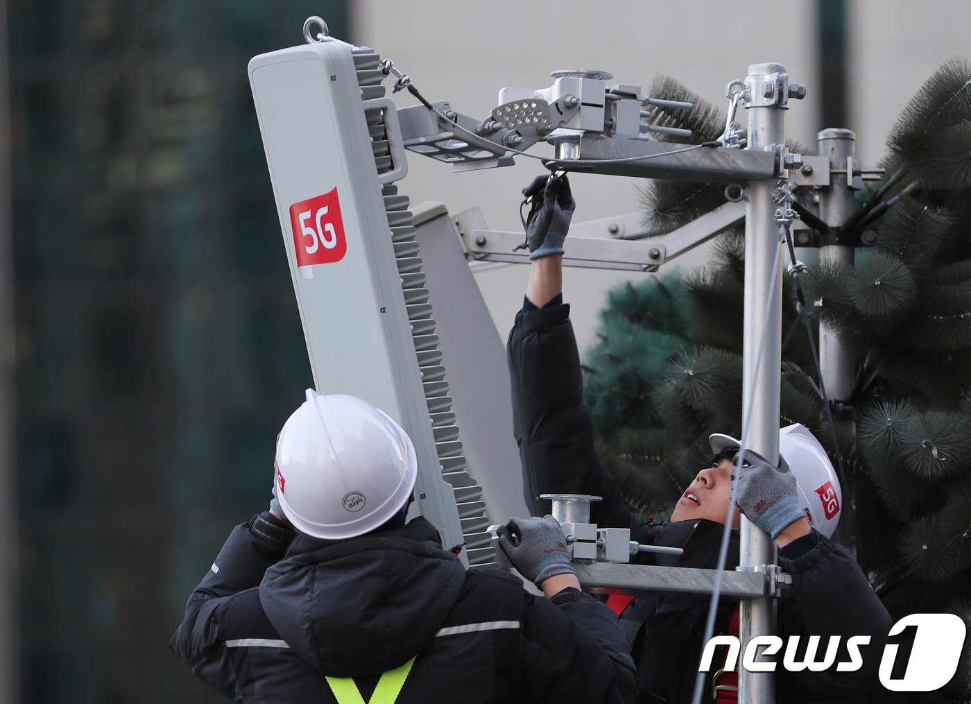 본문 이미지 - 이동통신3사의 5G 상용서비스 개시를 하루 앞둔 지난 2018년 11월30일 오후 서울 세종대로 인근에 위치한 기지국에서 KT 관계자들이 막바지 점검을 하고 있다. 2018.11.30/뉴스1 ⓒ News1 이재명 기자
