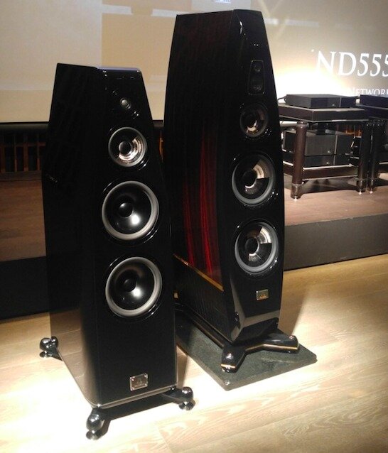 본문 이미지 - 카르마 EV-4. 왼쪽은 dB11-S