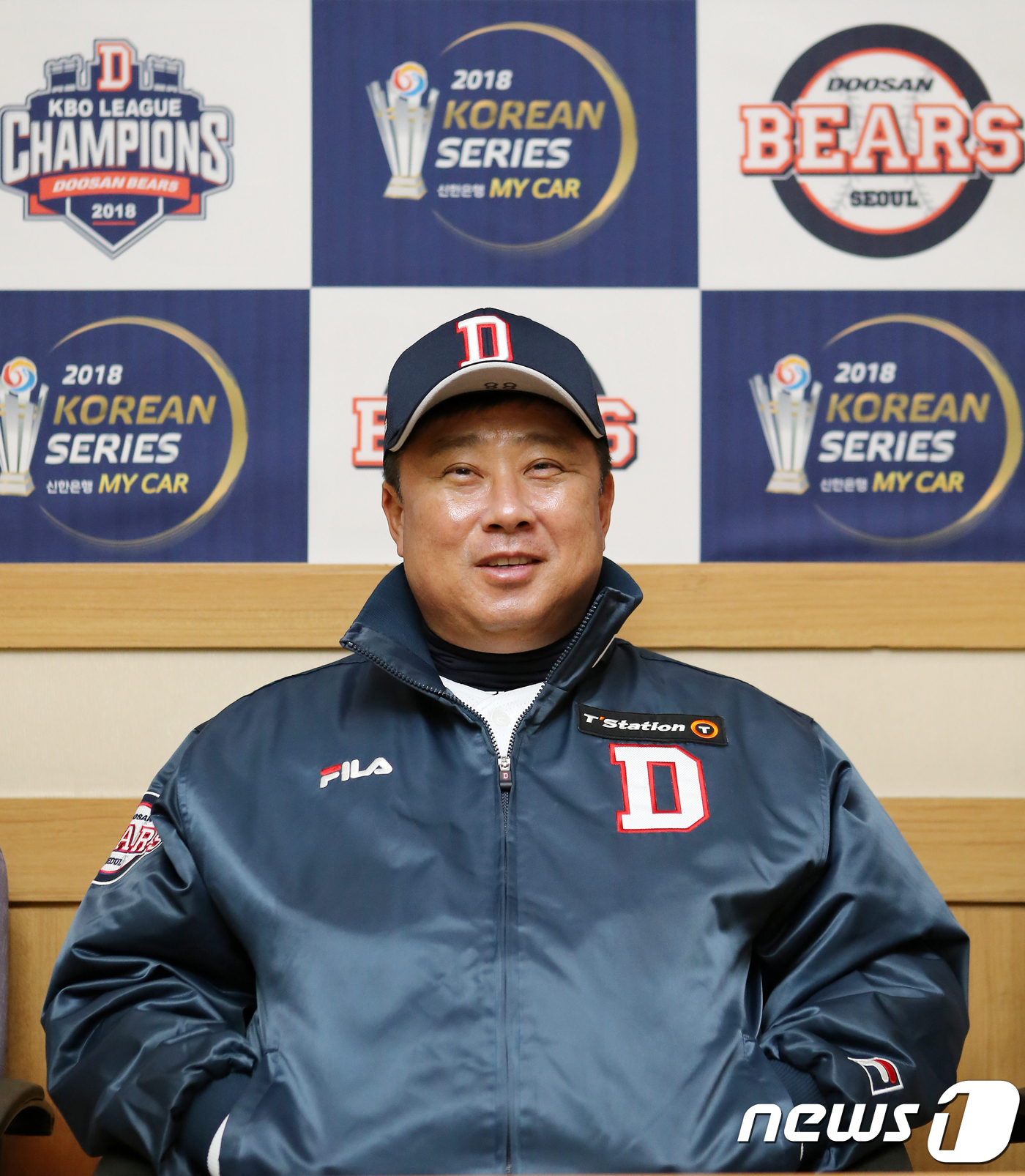 (서울=뉴스1) 구윤성 기자 = 김태형 두산베어스 감독이 4일 오후 서울 송파구 잠실야구장에서 2018 프로야구 신한은행 마이카 KBO 한국시리즈 SK 와이번스와의 1차전 경기를 …