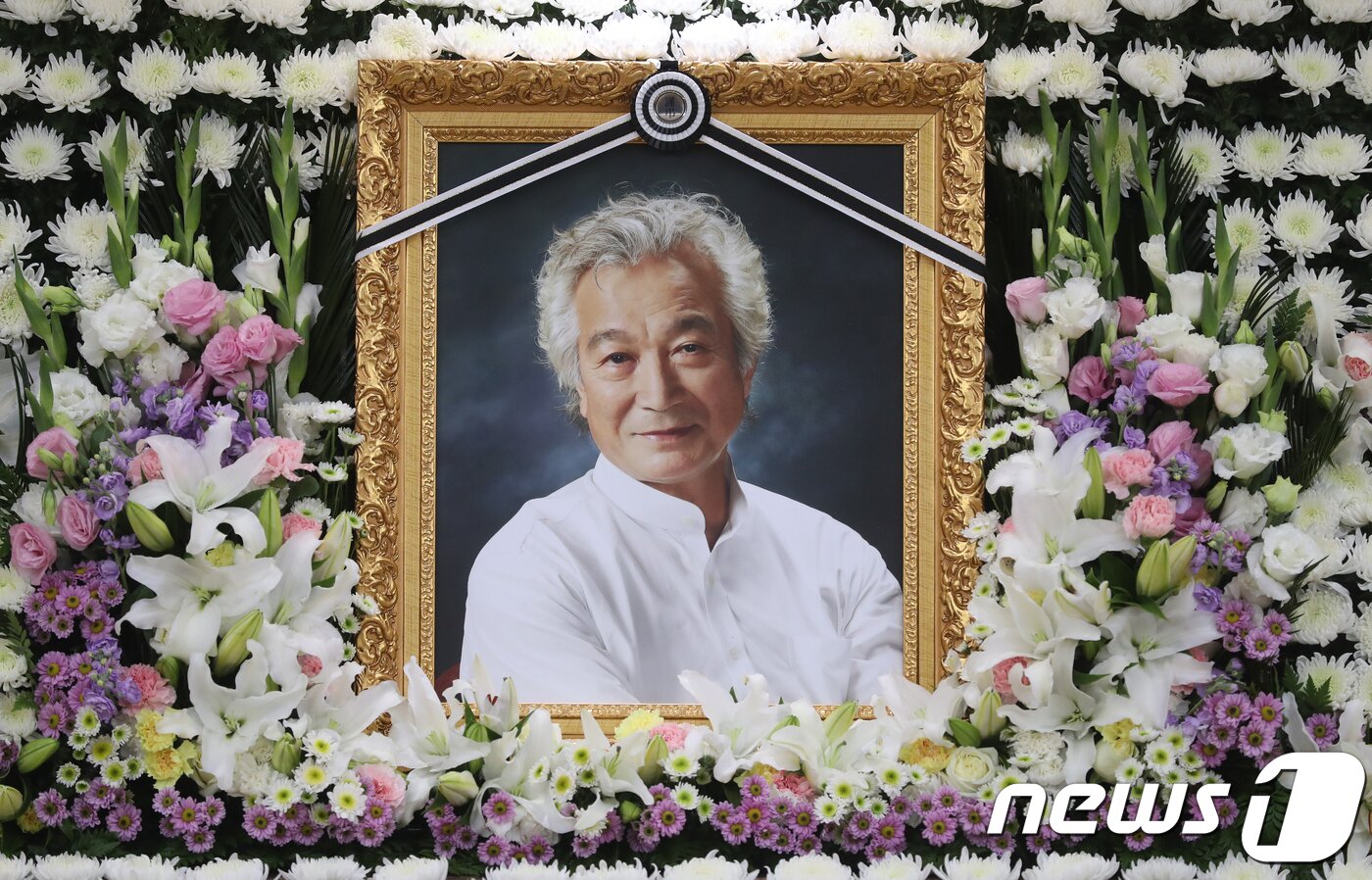 본문 이미지 - 4일 오전 폐암으로 별세한 배우 신성일(81) 씨의 빈소가 서울아산병원 장례식장에 마련됐다. 신성일은 지난해 6월 폐암 3기 판정을 받고 항암치료를 받아왔다. 영화 '맨발의 청춘'으로 유명한 신성일은 1960년 영화 '로맨스 빠빠'로 데뷔 후 영화를 중심으로 다수의 히트작에 출연, 국민배우로 등극했다. 2018.11.4/뉴스1 ⓒ News1 사진공동취재단