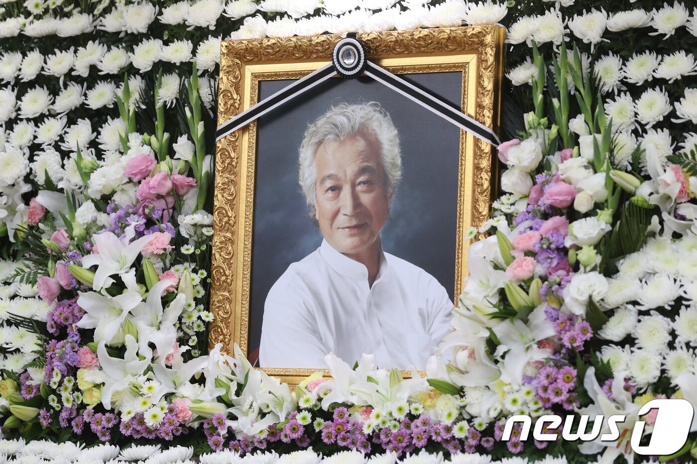 본문 이미지 - 4일 오전 폐암으로 별세한 배우 신성일(81) 씨의 빈소가 서울아산병원 장례식장에 마련됐다. 신성일은 지난해 6월 폐암 3기 판정을 받고 항암치료를 받아왔다. 영화 '맨발의 청춘'으로 유명한 신성일은 1960년 영화 '로맨스 빠빠'로 데뷔 후 영화를 중심으로 다수의 히트작에 출연, 국민배우로 등극했다. 2018.11.4/뉴스1 ⓒ News1 사진공동취재단