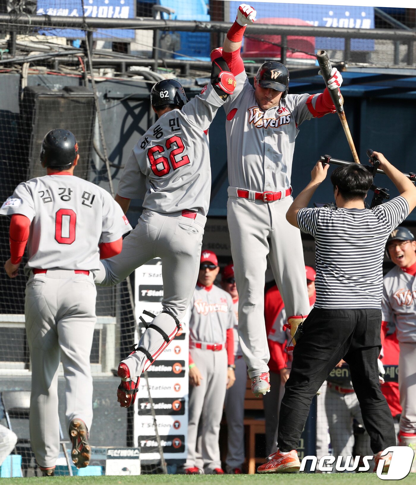 본문 이미지 - 4일 서울 송파구 잠실야구장에서 열린 프로야구 2018 KBO 한국시리즈 1차전 두산 베어스와 SK 와이번스 경기에서 1회초 무사 1루상황에서 투런 홈런을 친 SK 한동민이 홍인 후 동료 선수와 환호하고 있다. 2018.11.4/뉴스1 ⓒ News1 박세연 기자