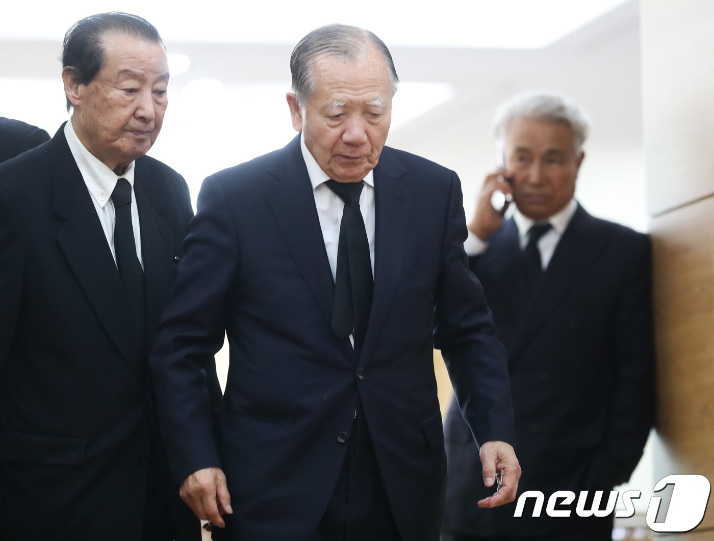 본문 이미지 - 김동호 전 부산국제영화제 이사장이 4일 오후 서울 송파구 풍납동 서울아산병원 장례식장에 마련된 신성일 씨의 빈소에서 조문을 마친 후 길을 나서고 있다. 2018.11.4/뉴스1 ⓒ News1 사진공동취재단