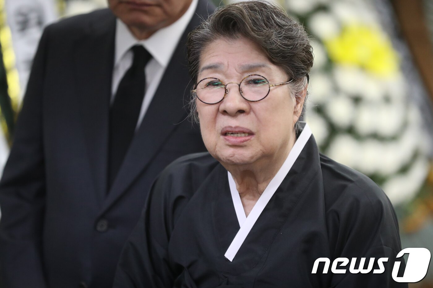 본문 이미지 - 배우 엄앵란이 4일 오후 서울 송파구 풍납동 서울아산병원 장례식장에 마련된 신성일 씨의 빈소에서 취재진에 심경을 밝히고 있다. 2018.11.4/뉴스1 ⓒ News1 사진공동취재단