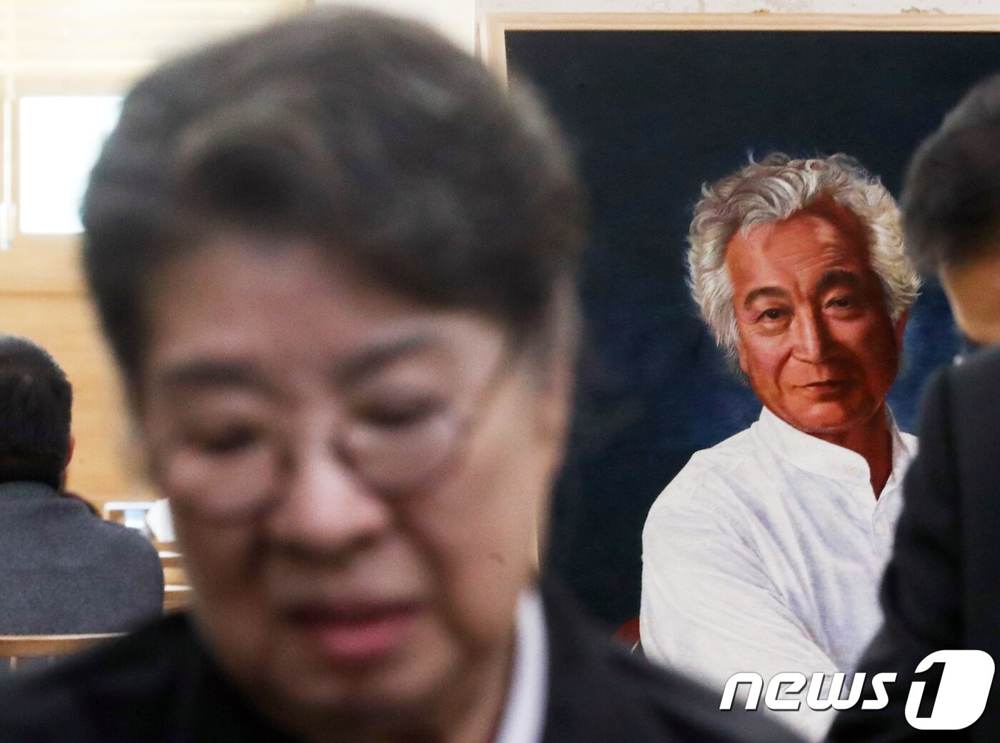 본문 이미지 - 배우 엄앵란이 4일 오후 서울 송파구 풍납동 서울아산병원 장례식장에 마련된 신성일 씨의 빈소에서 취재진에 심경을 밝히고 있다. 2018.11.4/뉴스1 ⓒ News1 사진공동취재단