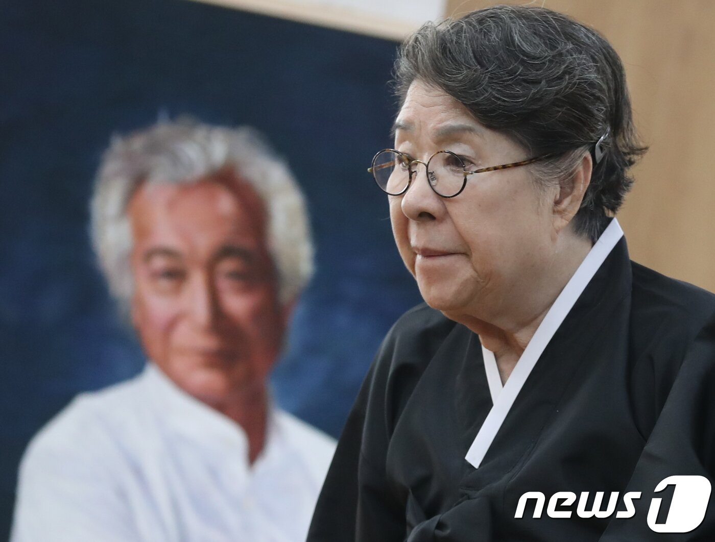 본문 이미지 - 배우 엄앵란이 4일 오후 서울 송파구 풍납동 서울아산병원 장례식장에 마련된 신성일 씨의 빈소에서 조문객과 인사하기 위해 발걸음을 옮기고 있다. 2018.11.4/뉴스1 ⓒ News1 사진공동취재단