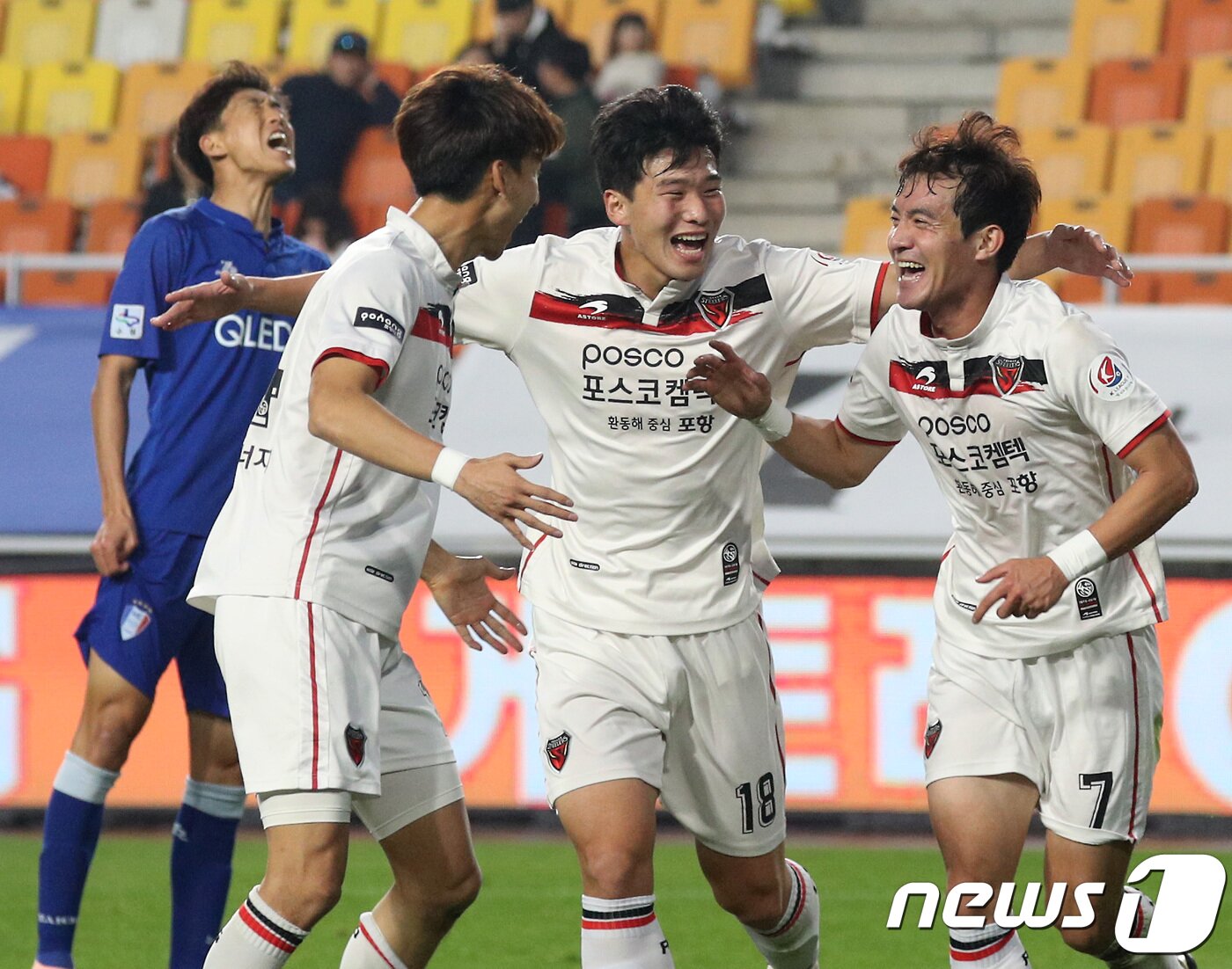 본문 이미지 - 4일 오후 경기도 수원시 팔달구 수원월드컵경기장에서 열린 2018 프로축구 KEB하나은행 K리그1(클래식) 수원 삼성 블루윙즈와 포항 스틸러스의 경기에서 포항 이석현이 팀의 세번째 득점을 한 후 동료 선수들과 기뻐하고 있다. 2018.11.4/뉴스1 ⓒ News1 오장환 기자