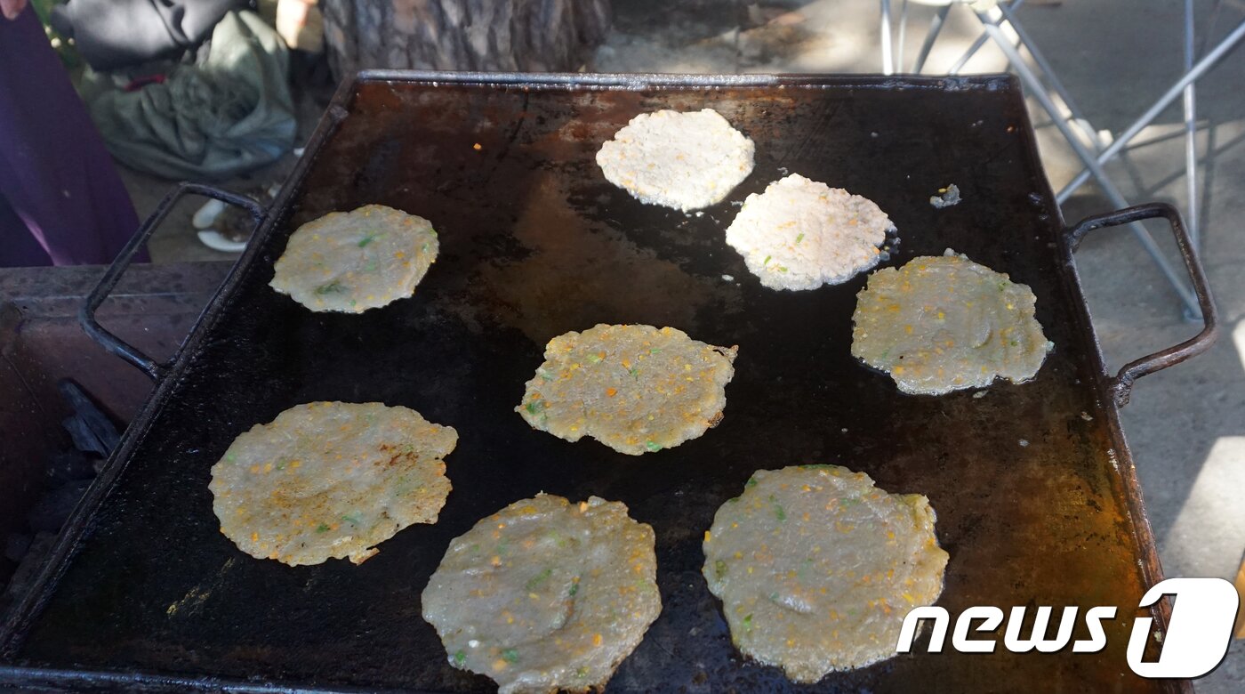 본문 이미지 - 금강산 삼일포 휴게소 '단풍관' 앞에서 판매 중인 감자전. 2018.11.5/뉴스1 ⓒ News1 서재준 기자