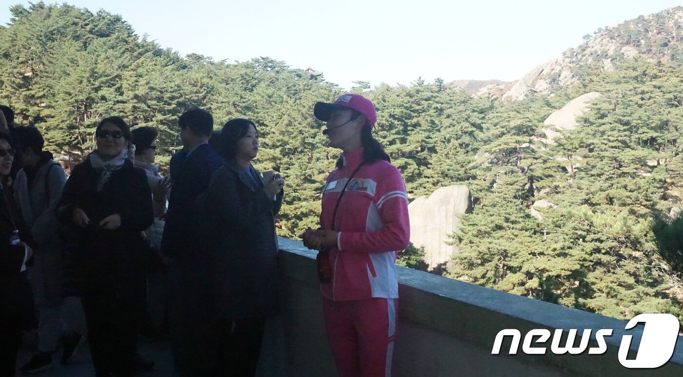 본문 이미지 - 북측 안내원이 우리 측 방북단에 금강산 삼일포를 안내하고 있다. 2018.11.5/뉴스1 ⓒ News1 서재준 기자