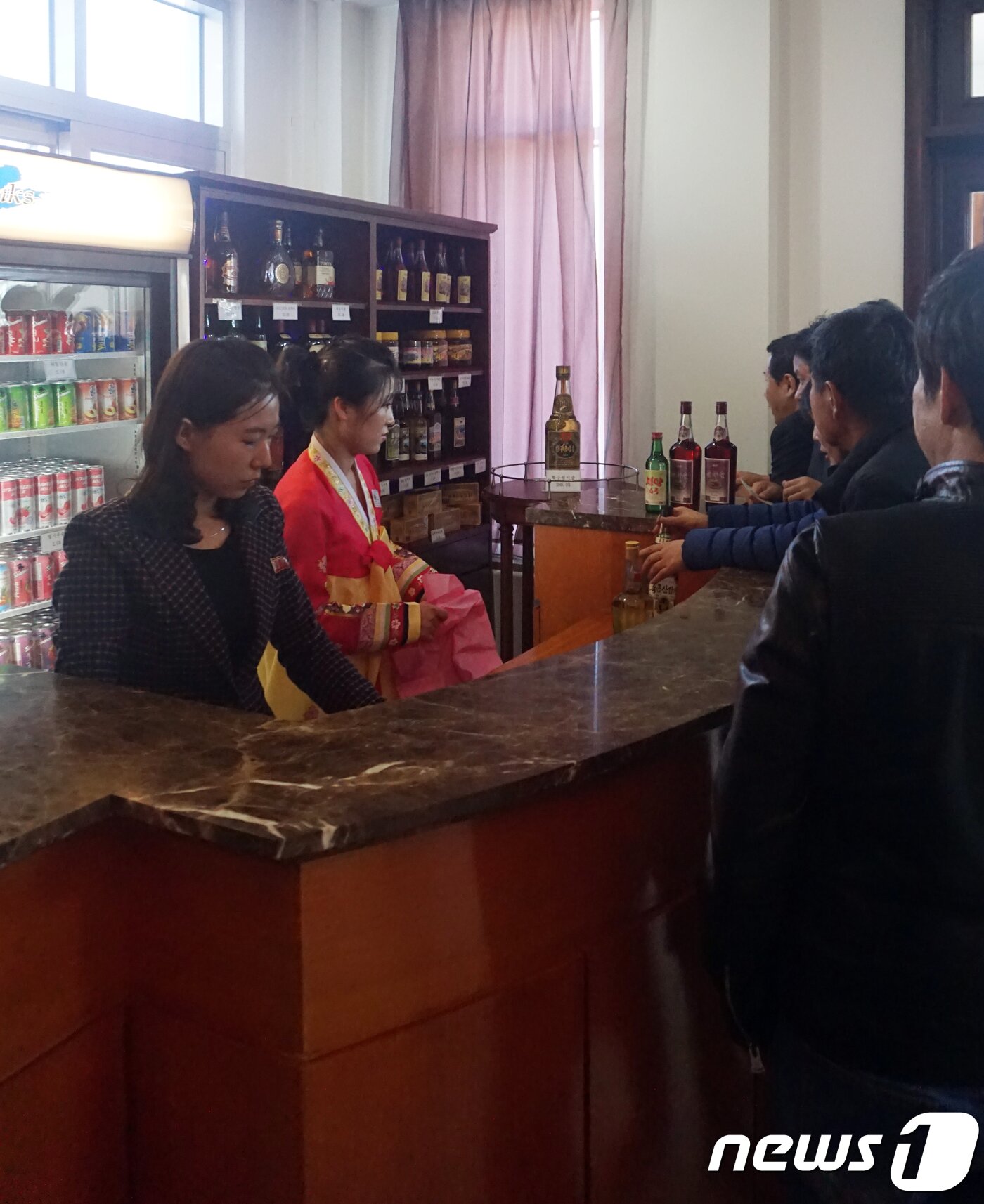 본문 이미지 - 금강산 옥류관 내 매점. 각종 술과 음료를 판매 중이다. 2018.11.5/뉴스1 ⓒ News1 서재준 기자