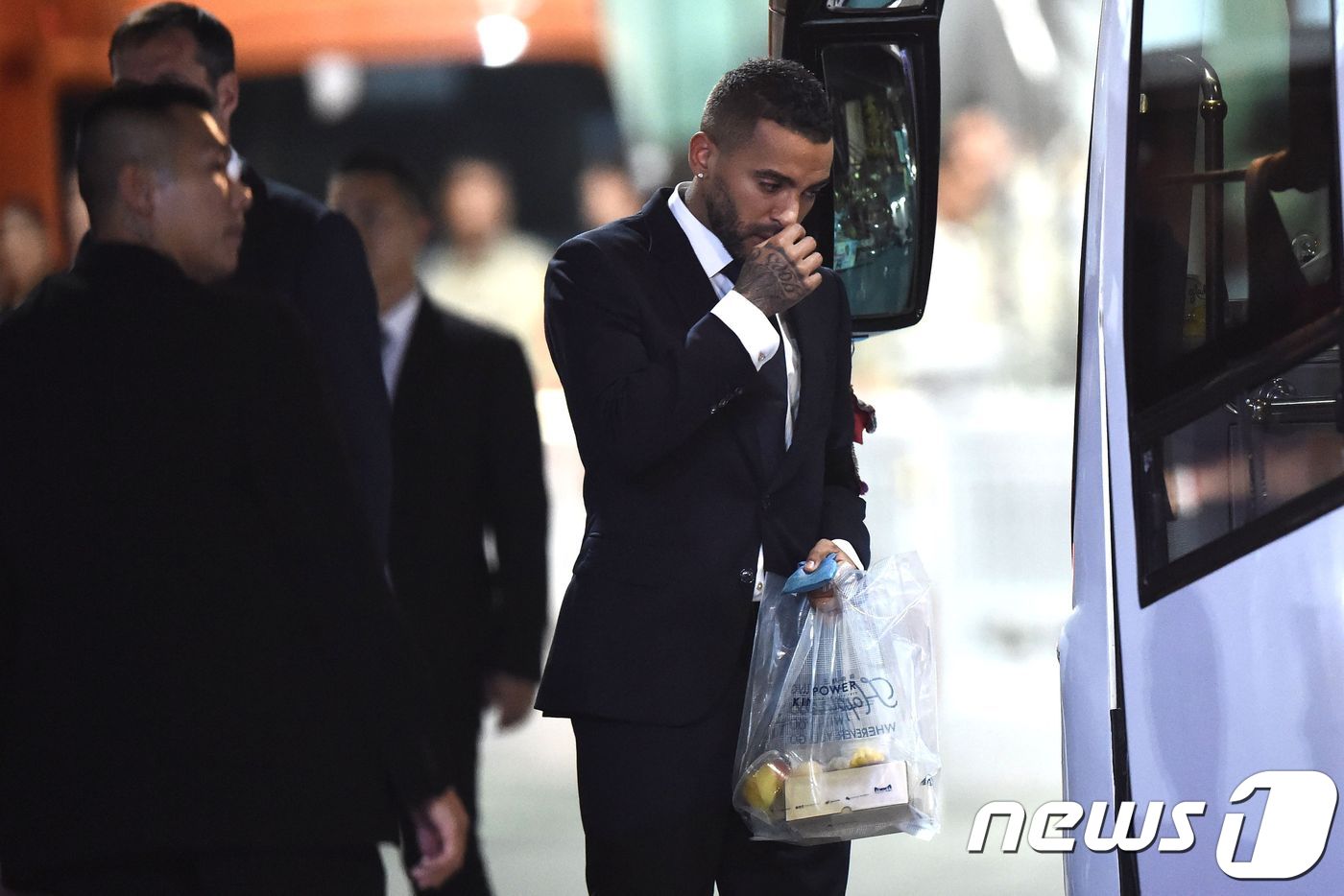 (방콕 AFP=뉴스1) 우동명 기자 = 잉글랜드 프로축구 프리미어리그 레스터시티의 선수 대니 심슨이 4일(한국시간) 방콕의 사원에서 열린 헬리콥터 추락으로 숨진 비차이 스리바다나프 …