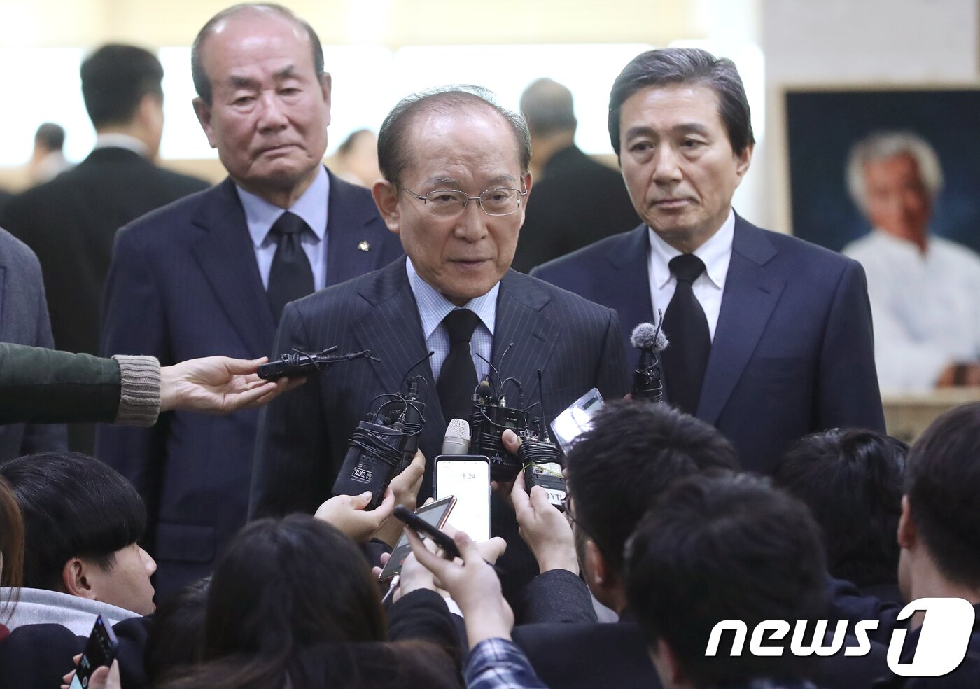 본문 이미지 - 이회창 전 국무총리가 5일 오후 서울 송파구 풍납동 서울아산병원 장례식장에 마련된 신성일 씨의 빈소를 찾아 조문한 후 취재진과 인터뷰를 하고 있다. 2018.11.5/뉴스1 ⓒ News1 사진공동취재단