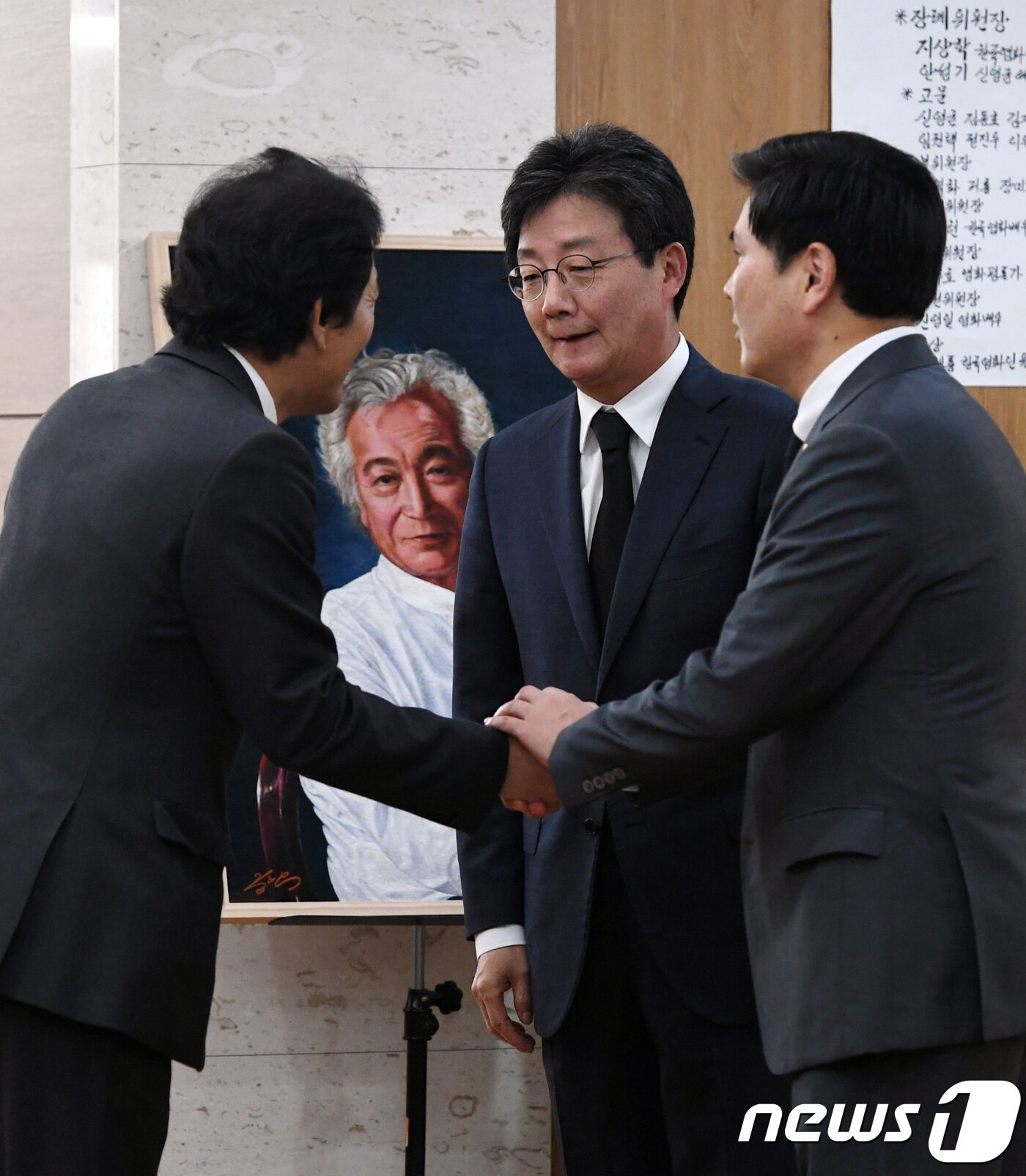 본문 이미지 - 유승민 바른미래당 전 공동대표와 지상욱 의원이 5일 오후 서울 송파구 풍납동 서울아산병원 장례식장에 마련된 故 신성일(81) 의 빈소에서 조문을 마친 뒤 장례위원과 인사를 나누고 있다. 2018.11.5/뉴스1 ⓒ News1 사진공동취재단