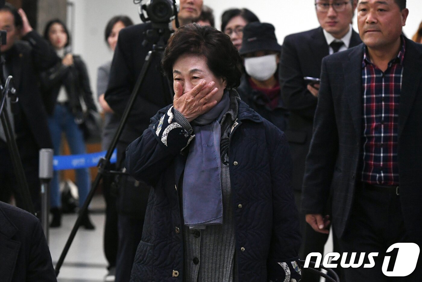 본문 이미지 - 배우 전원주가 5일 오후 서울 송파구 풍납동 서울아산병원 장례식장에 마련된 故 신성일(81) 의 빈소에 조문을 위해 들어서고 있다. 2018.11.5/뉴스1 ⓒ News1 사진공동취재단