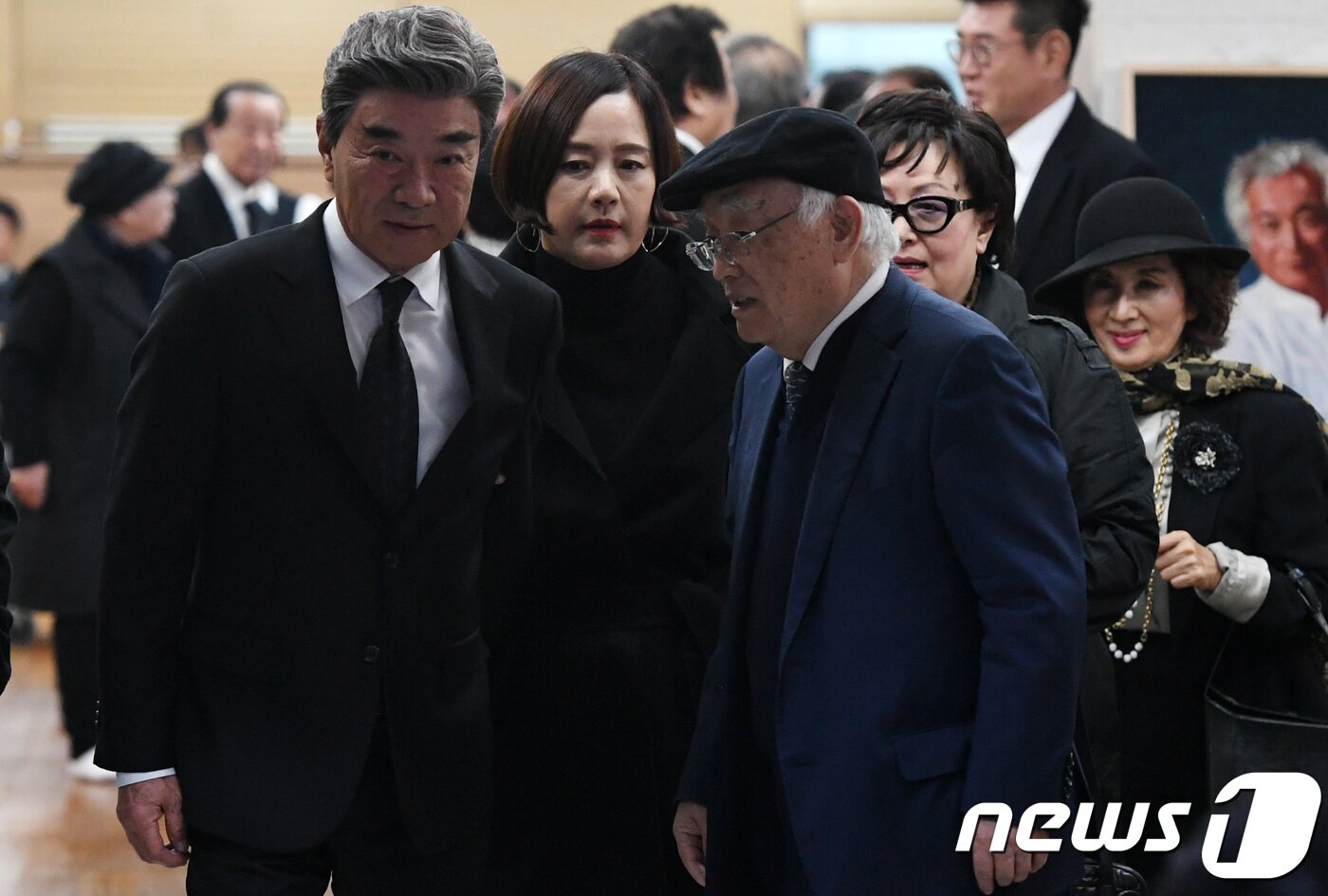 본문 이미지 - 배우 이덕화가 5일 오후 서울 송파구 풍납동 서울아산병원 장례식장에 마련된 故 신성일(81) 의 빈소에서 조문을 마치고 길을 나서고 있다. 2018.11.05 사진공동취재단/노컷뉴스 이한형 기자 ⓒ News1 사진공동취재단