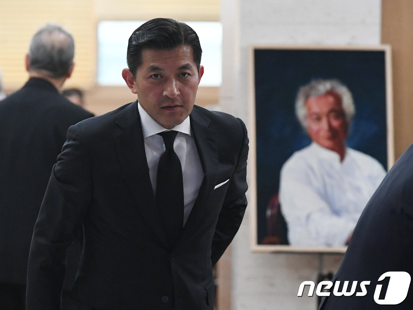 본문 이미지 - 홍정욱 전 의원이 5일 오후 서울 송파구 풍납동 서울아산병원 장례식장에 마련된 故 신성일(81) 의 빈소에서 조문을 마치고 빈소를 나서고 있다. 2018.11.5/뉴스1 ⓒ News1 사진공동취재단