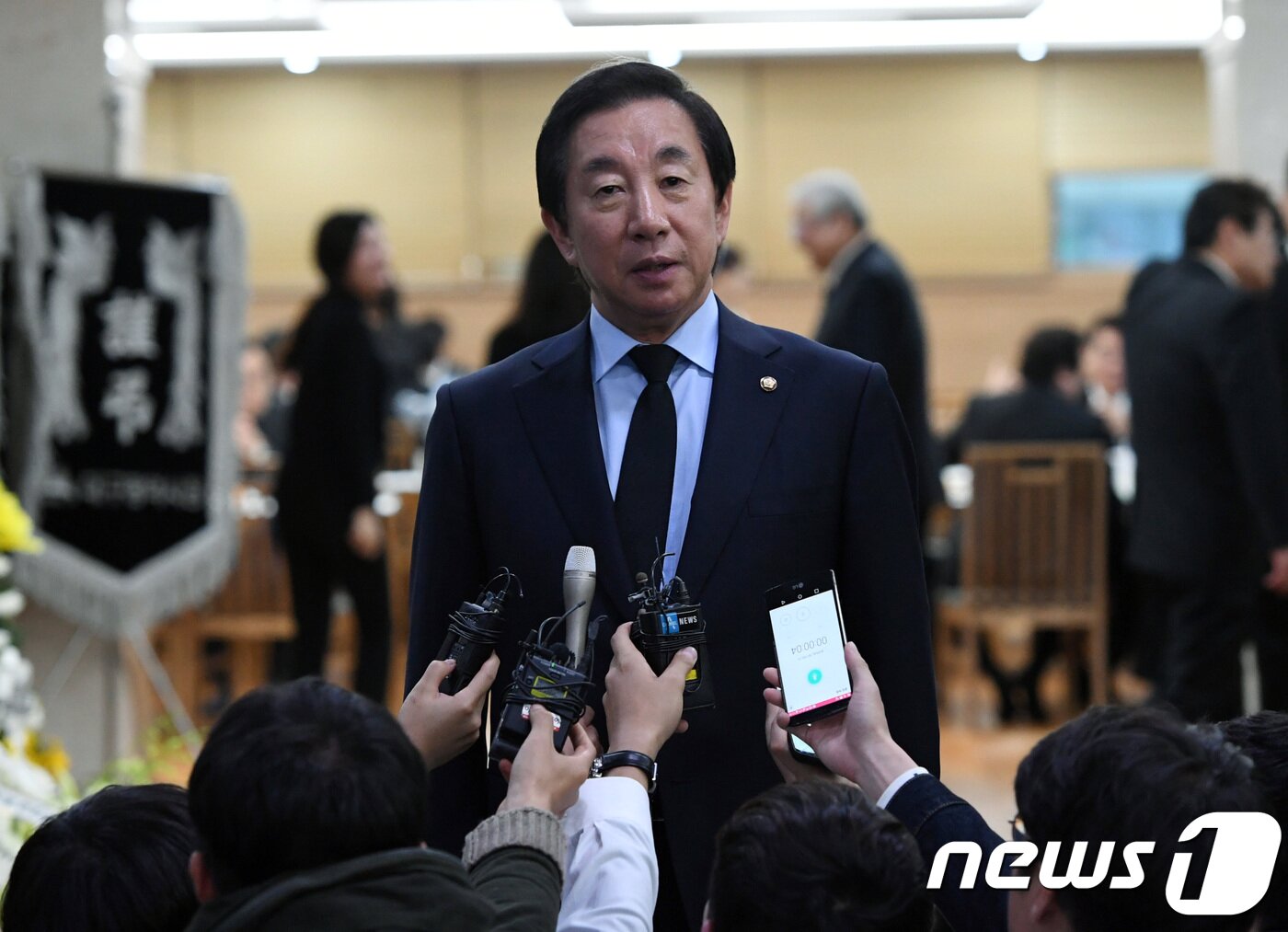 본문 이미지 - 자유한국당 김성태 원내대표가 5일 오후 서울 송파구 풍납동 서울아산병원 장례식장에 마련된 故 신성일(81)의 빈소에서 조문을 마치고 인터뷰를 하고 있다.2018.11.5/뉴스1 ⓒ News1 사진공동취재단