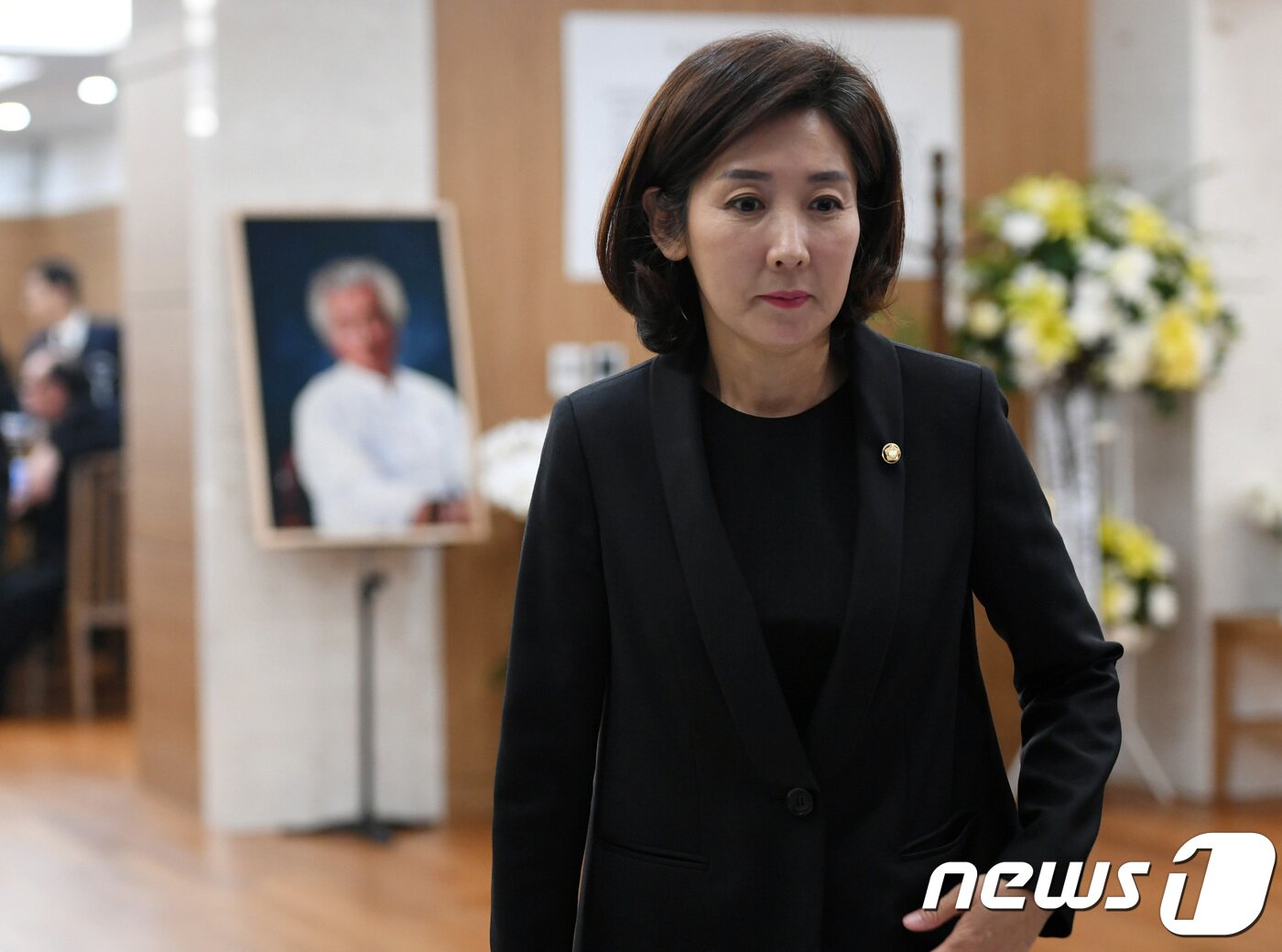 본문 이미지 - 자유한국당 나경원 의원이 5일 오후 서울 송파구 풍납동 서울아산병원 장례식장에 마련된 故 신성일(81)의 빈소에서 조문을 마치고 길을 나서고 있다. 2018.11.05 사진공동취재단/노컷뉴스 이한형 기자 ⓒ News1 사진공동취재단