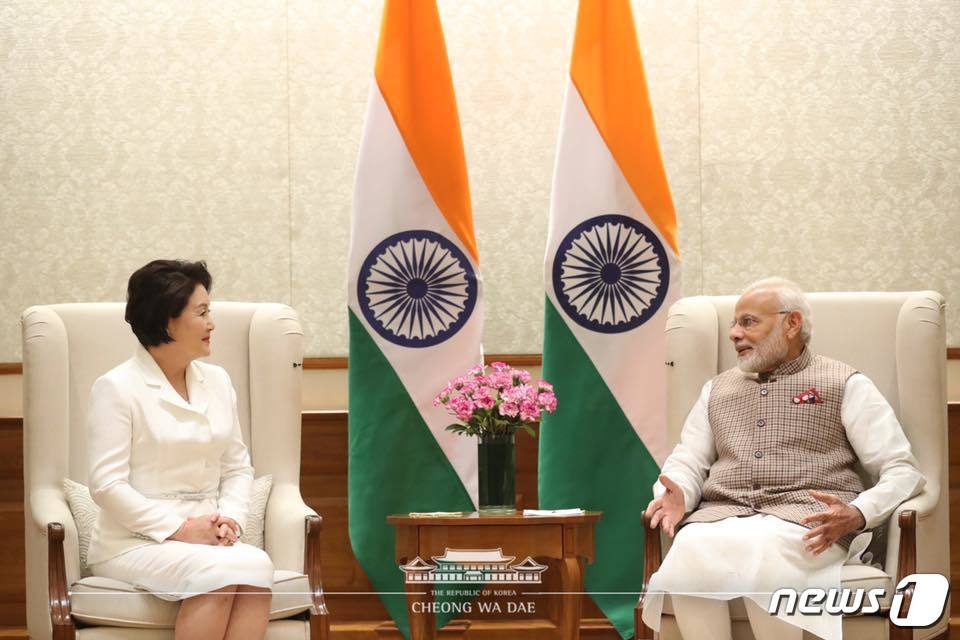 본문 이미지 - 문재인 대통령의 부인 김정숙 여사가 인도 뉴델리 총리 관저에서 모디 총리와 만나 환담하고 있다. (청와대 페이스북) 2018.11.5/뉴스1