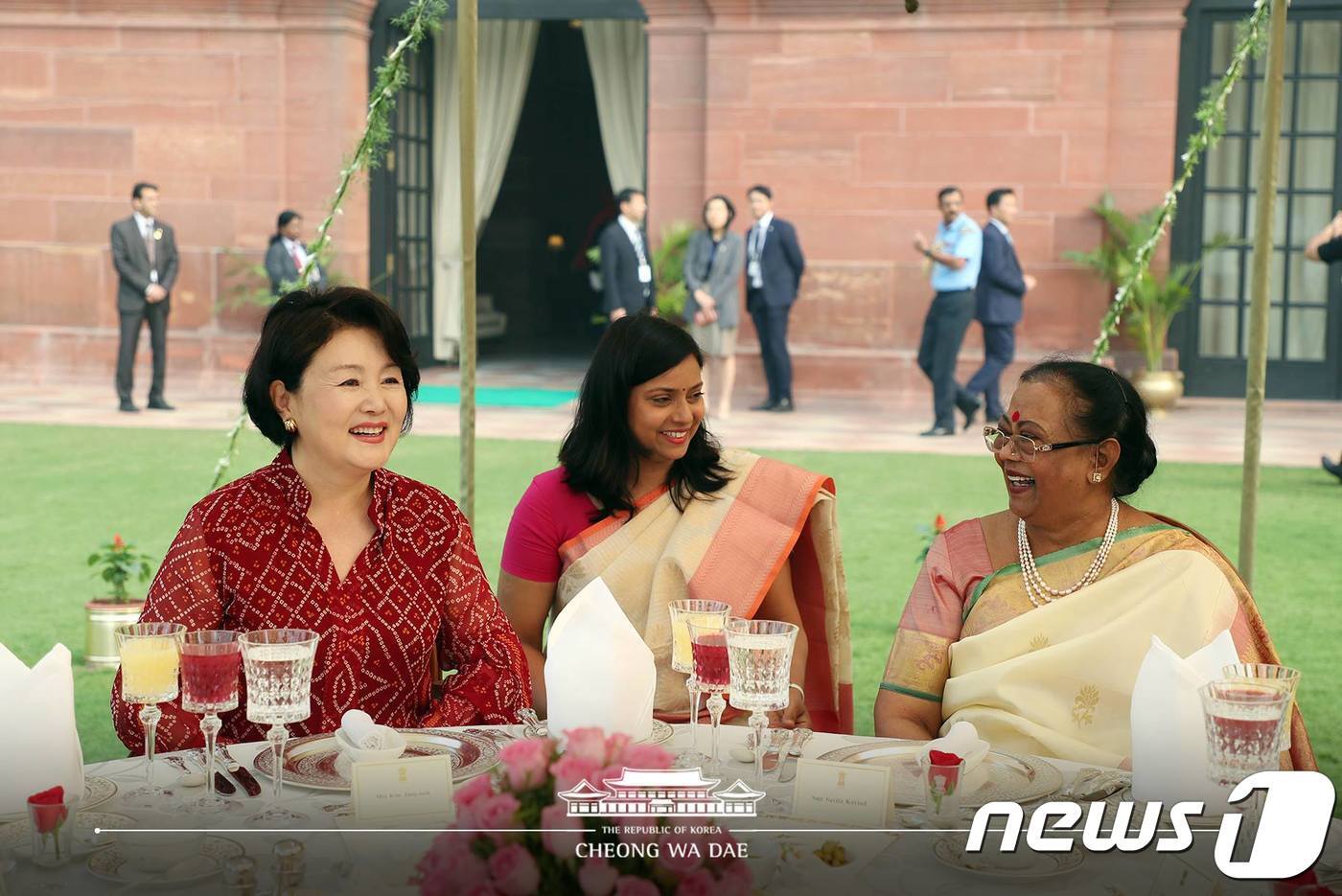 본문 이미지 - 문재인 전 대통령 부인 김정숙 여사가 2018년 인도 뉴델리 대통령궁에서 사비타 코빈드 영부인과 오찬을 하며 환담을 나누고 있다. (청와대 페이스북) 2018.11.5/뉴스1