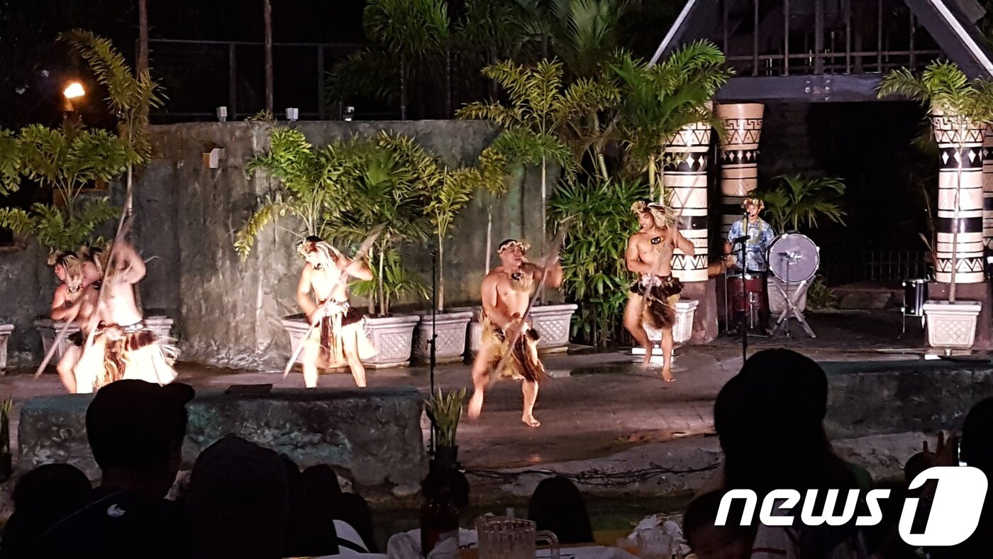 본문 이미지 - 야외 원형극장에서 관람하며 식사할 수 있는 '퍼시픽 판타지 디너쇼' ⓒ News1 문창석 기자